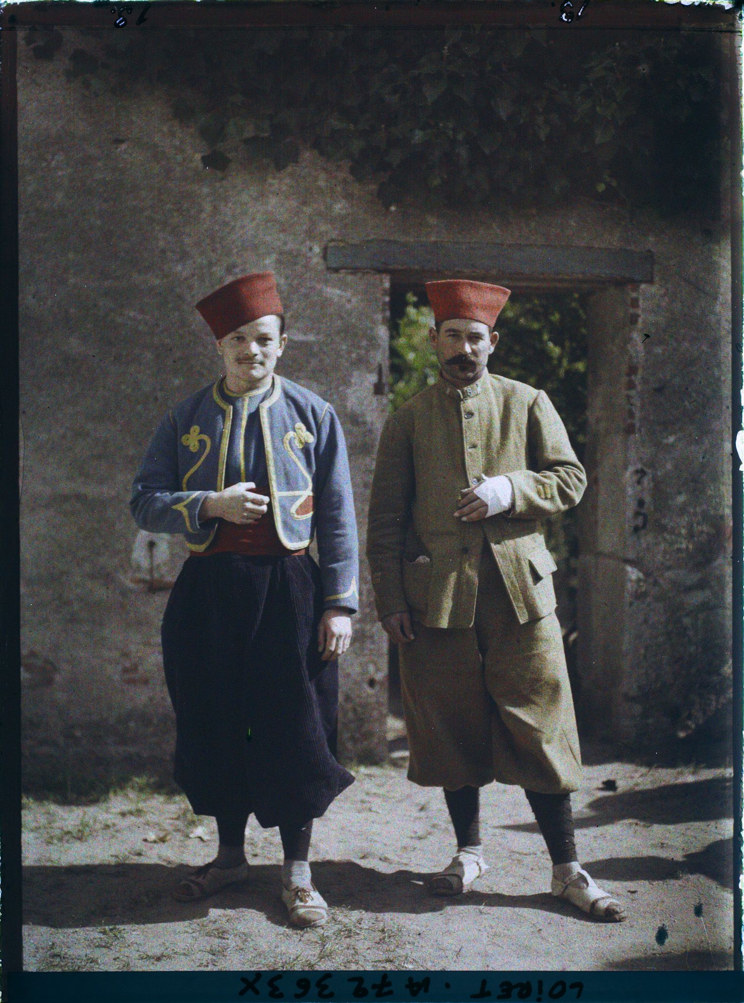 Image représentant Montsalvy et Media Requin, tirailleurs algériens dans la cour de l'hôpital militaire