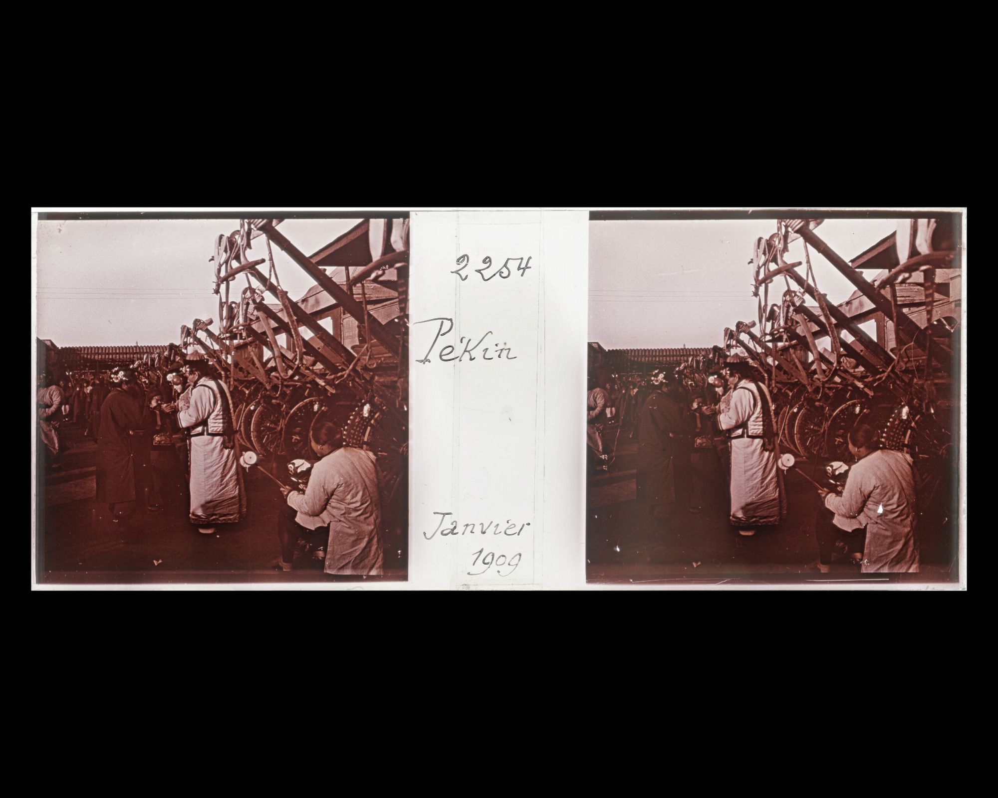 Image représentant Près de l'entrée du marché Donganshichang ("marché de la Paix de l'Est")