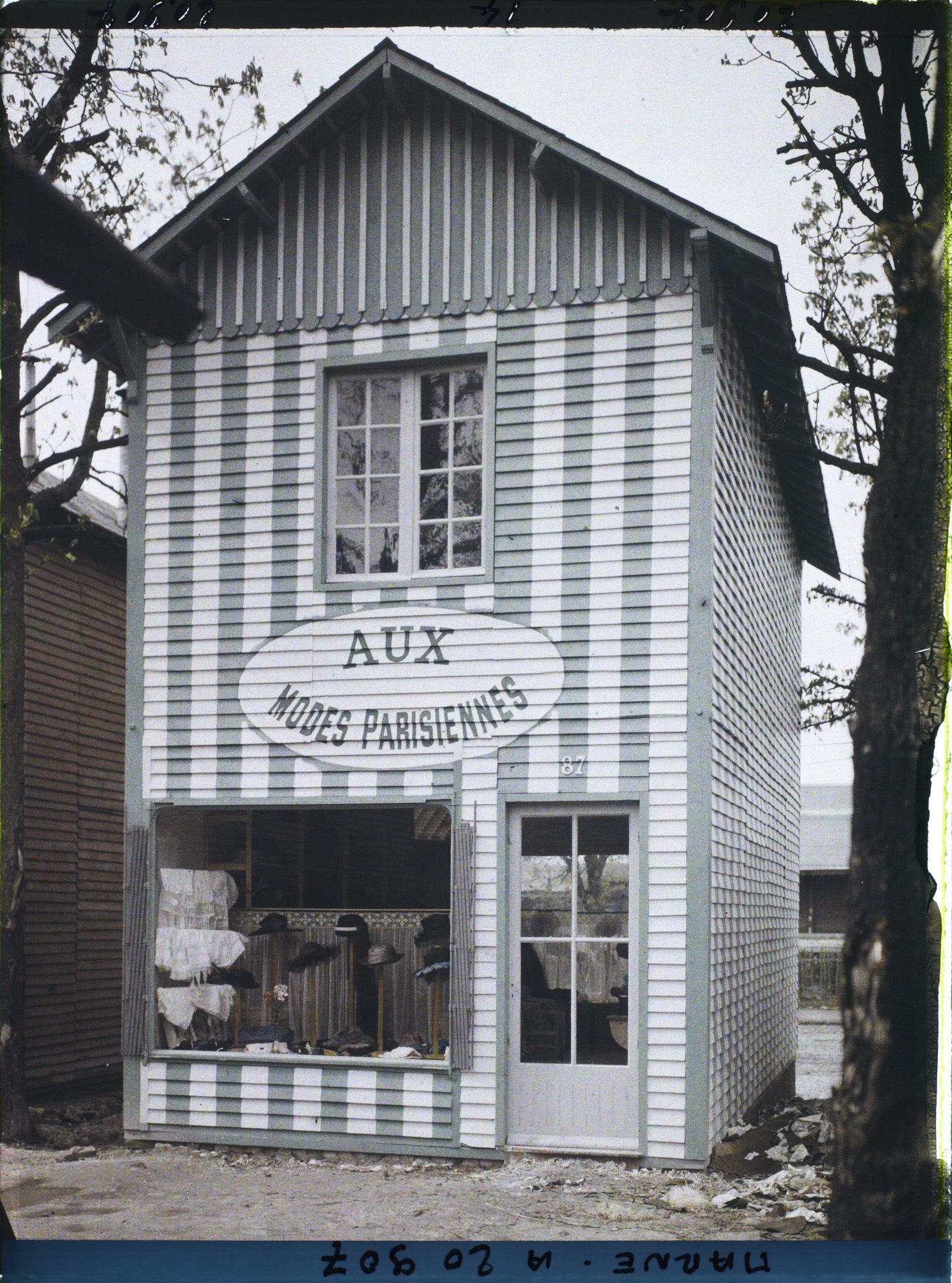 Image représentant France, Reims, Une modiste