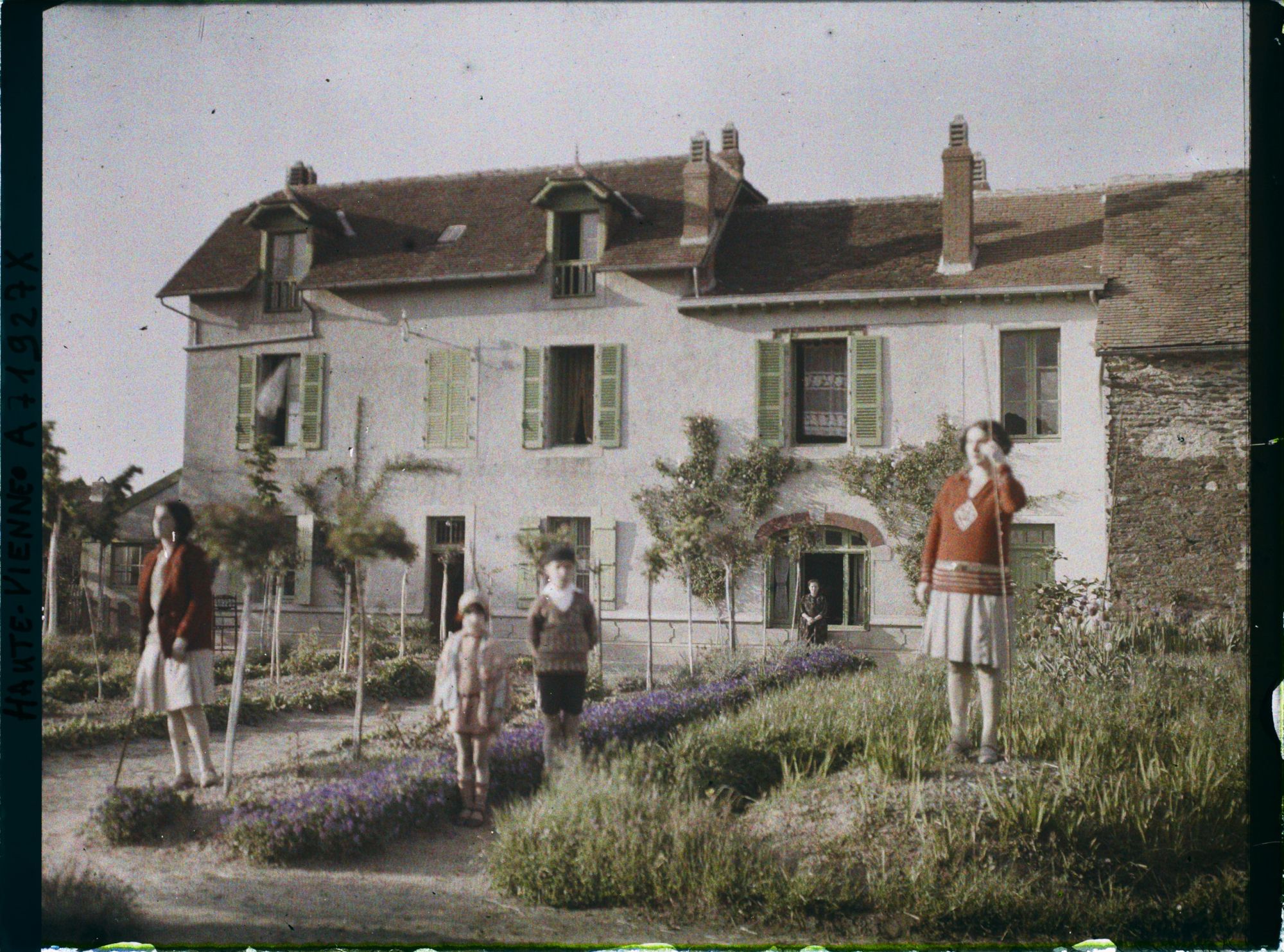 Image représentant Enfants dans le jardin d'une maison
