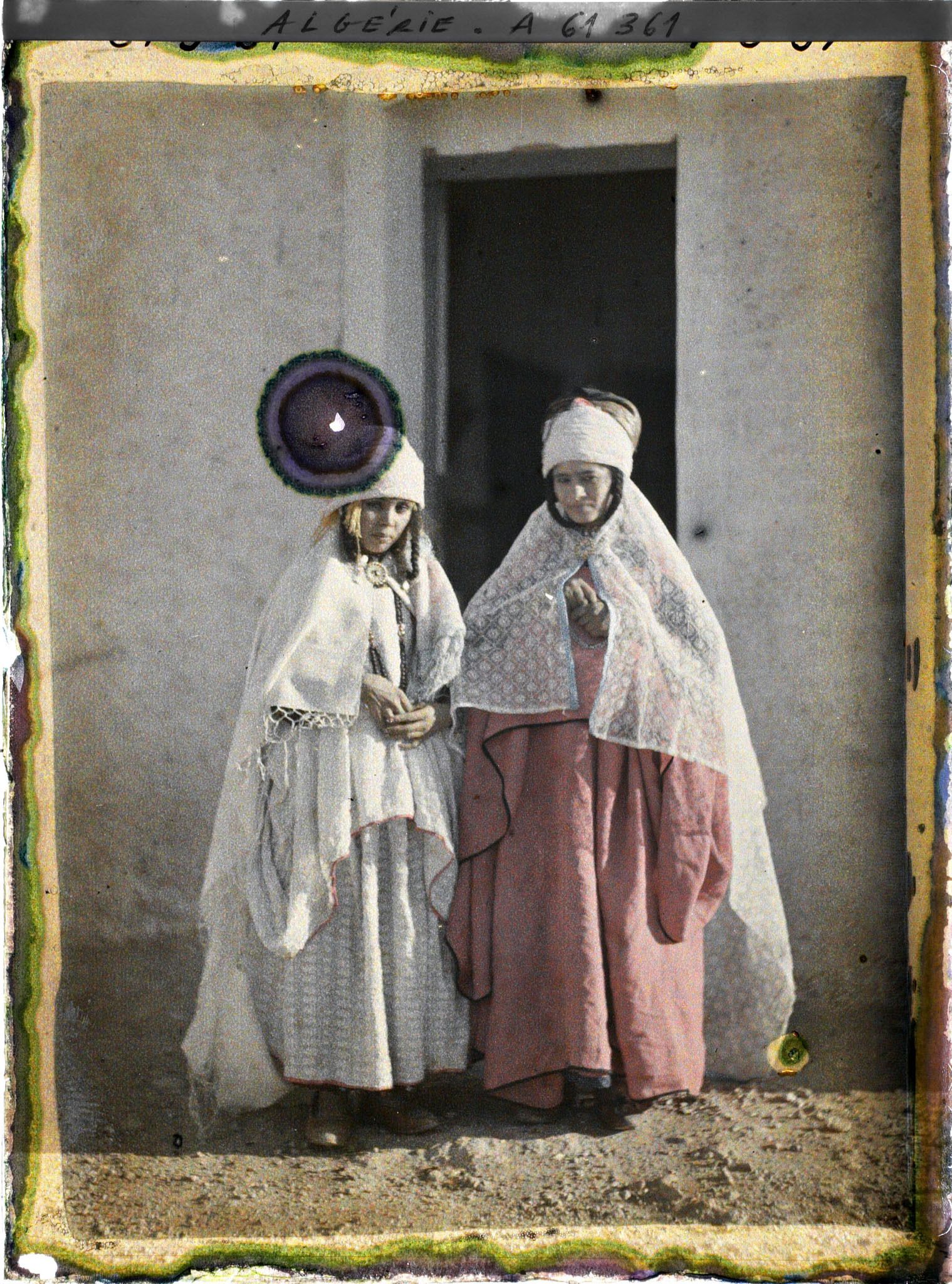 Image représentant Deux jeunes femmes de la tribu des Larbaa