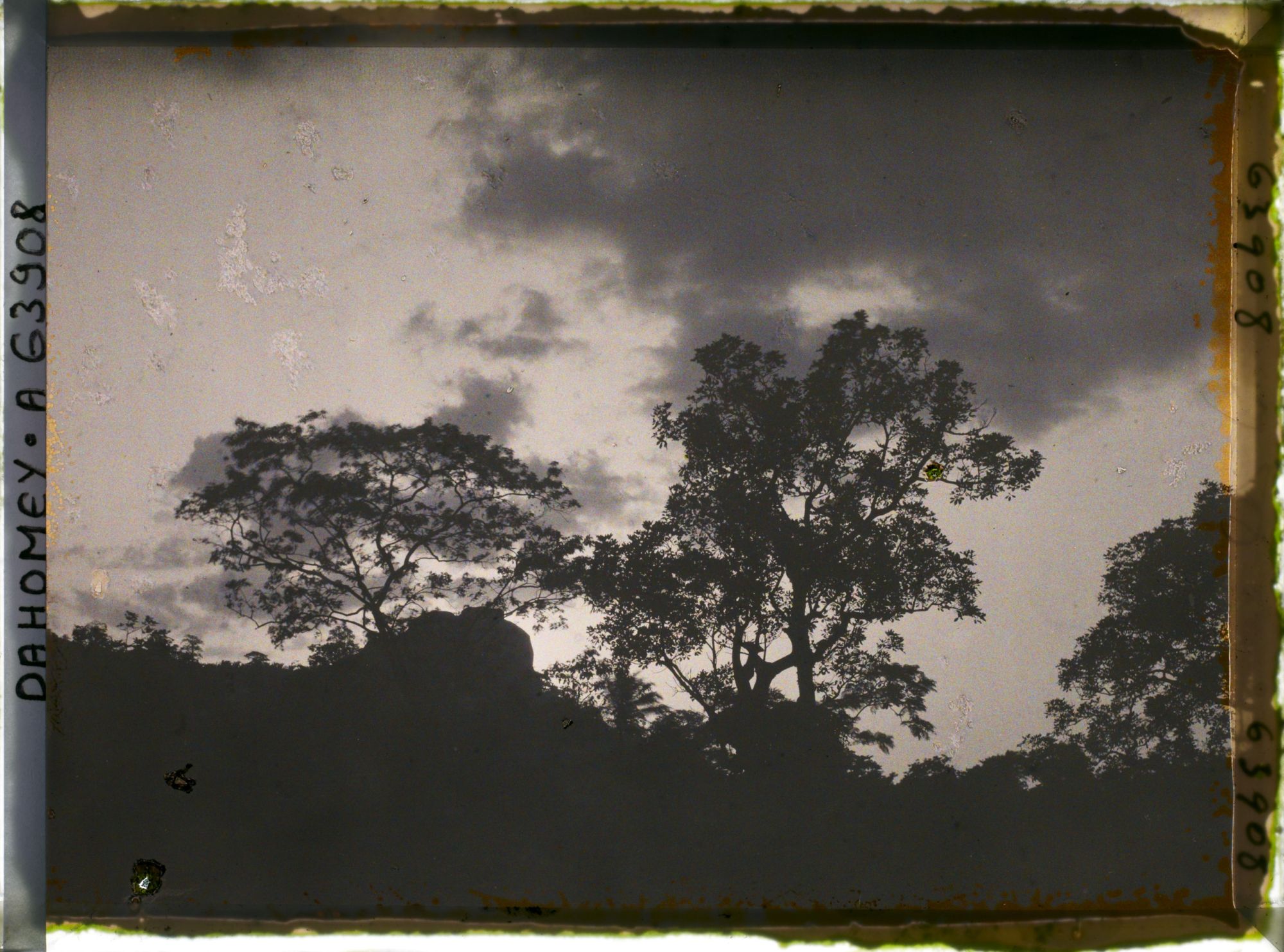 Image représentant Crépuscule ou orage sur la montagne de Dassa