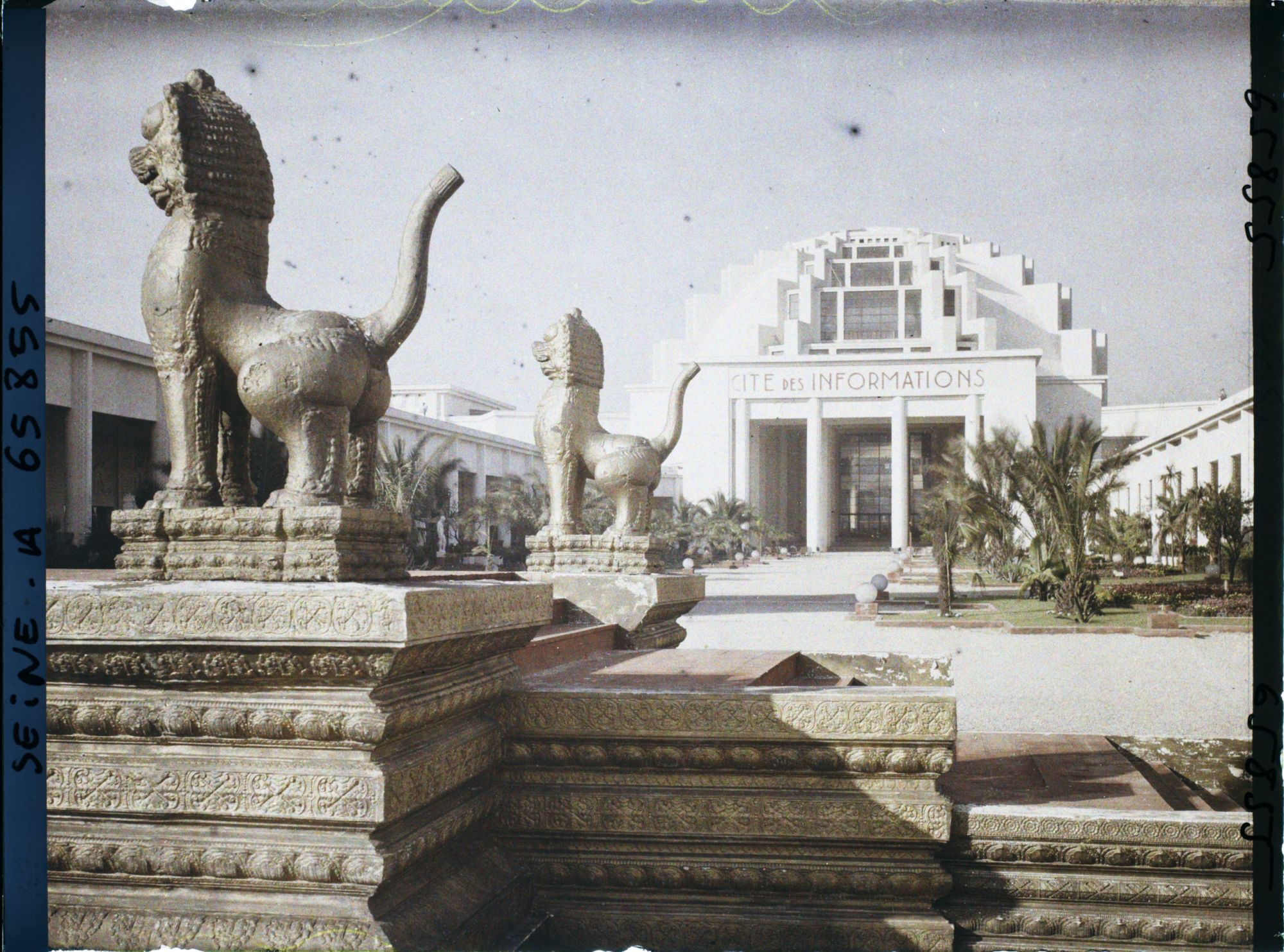 Image représentant L'Exposition Coloniale Internationale de 1931, lions sculptés devant le pavillon central de la Cité des Informations