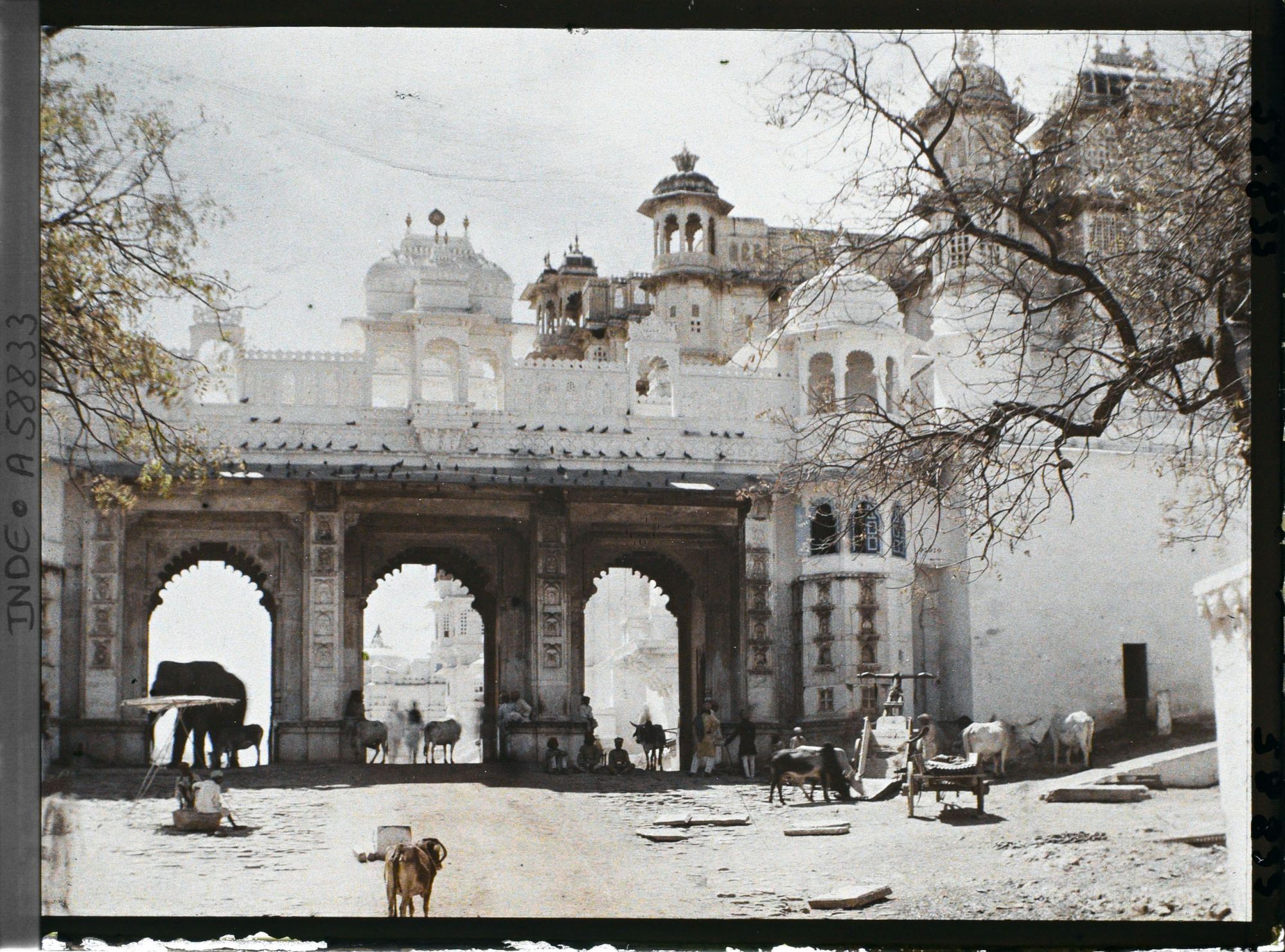 Image représentant La Tripolia, triple porte nord du palais royal (Raj Mahal)