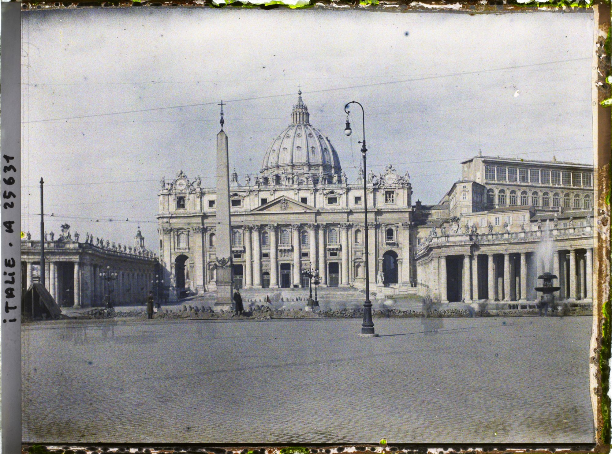 Image représentant Vue d'ensemble de la place et de la basilique Saint-Pierre