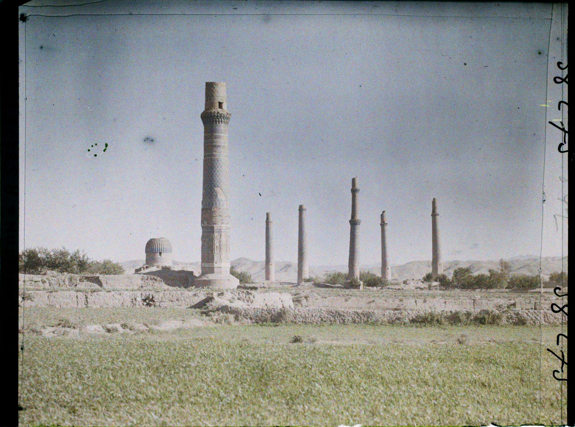 Image représentant Afghanistan, Hérat, Vue s/ les minarets de la gde mosquée