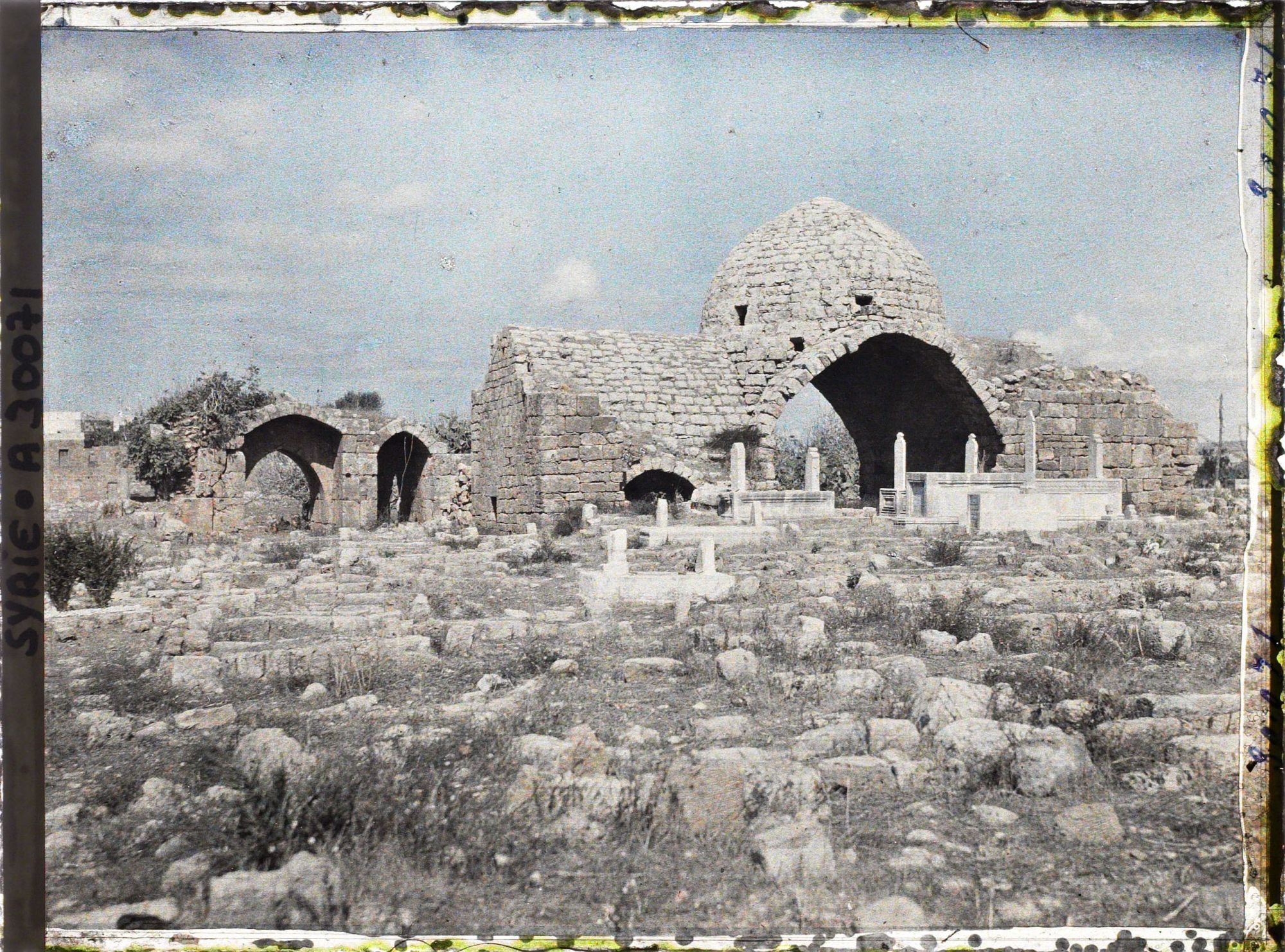 Image représentant Vestiges d'une coupole ottomane et d'une enceinte médiévale