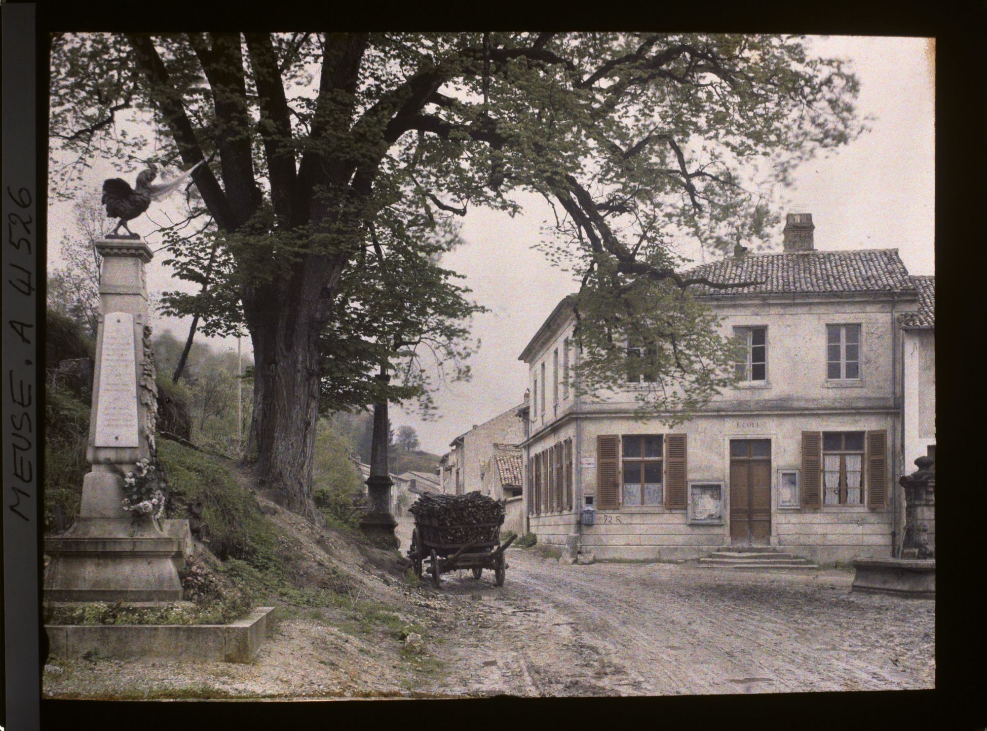 Image représentant France, Les Kœurs la Grande, Monumt aux Morts et l'Ecole