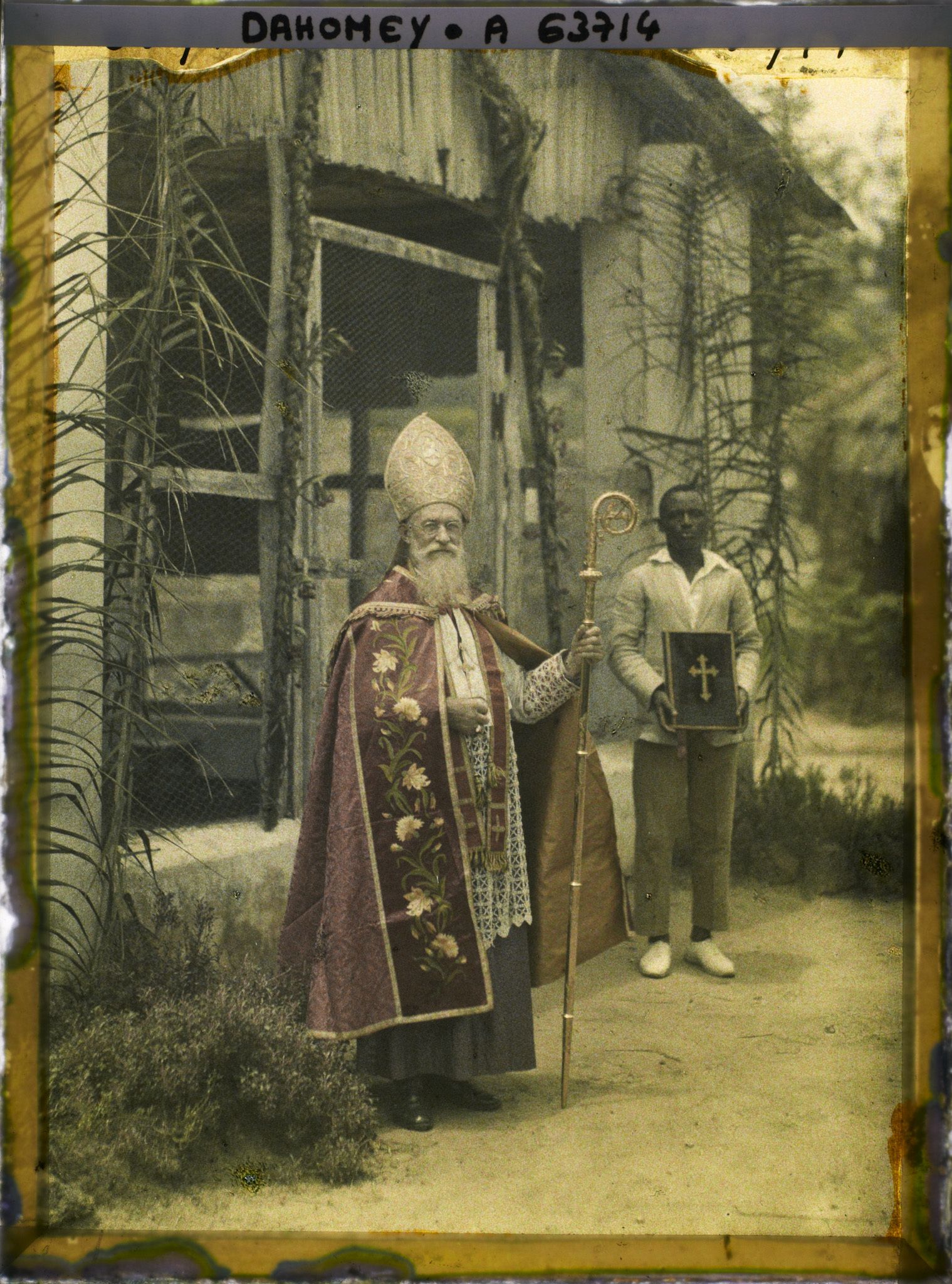 Image représentant Monseigneur Steinmetz et son " boy "