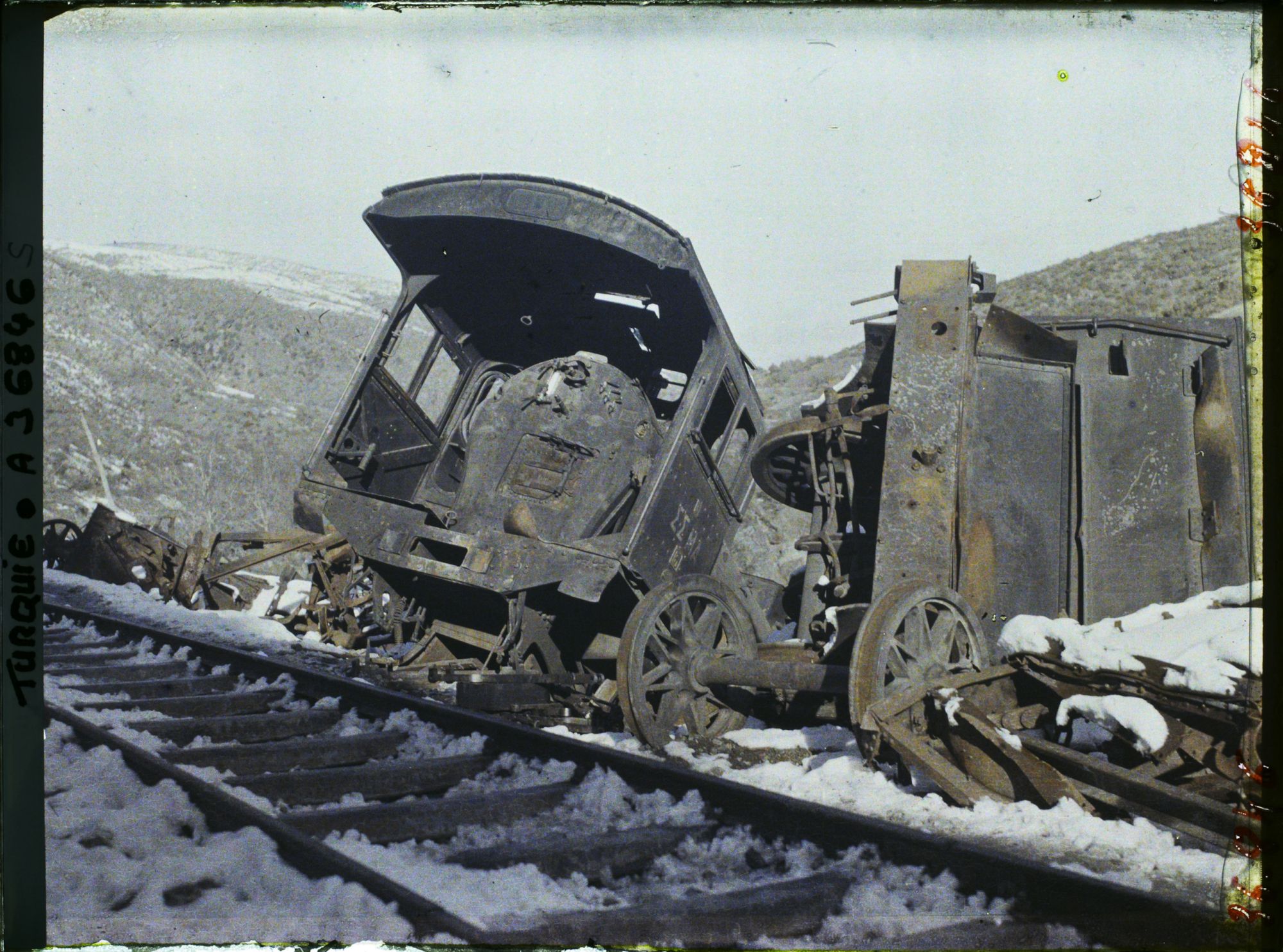 Image représentant Turquie, Entre Karakeui et Biledjik, Position d'une locomotive précipitée le long de la Voie