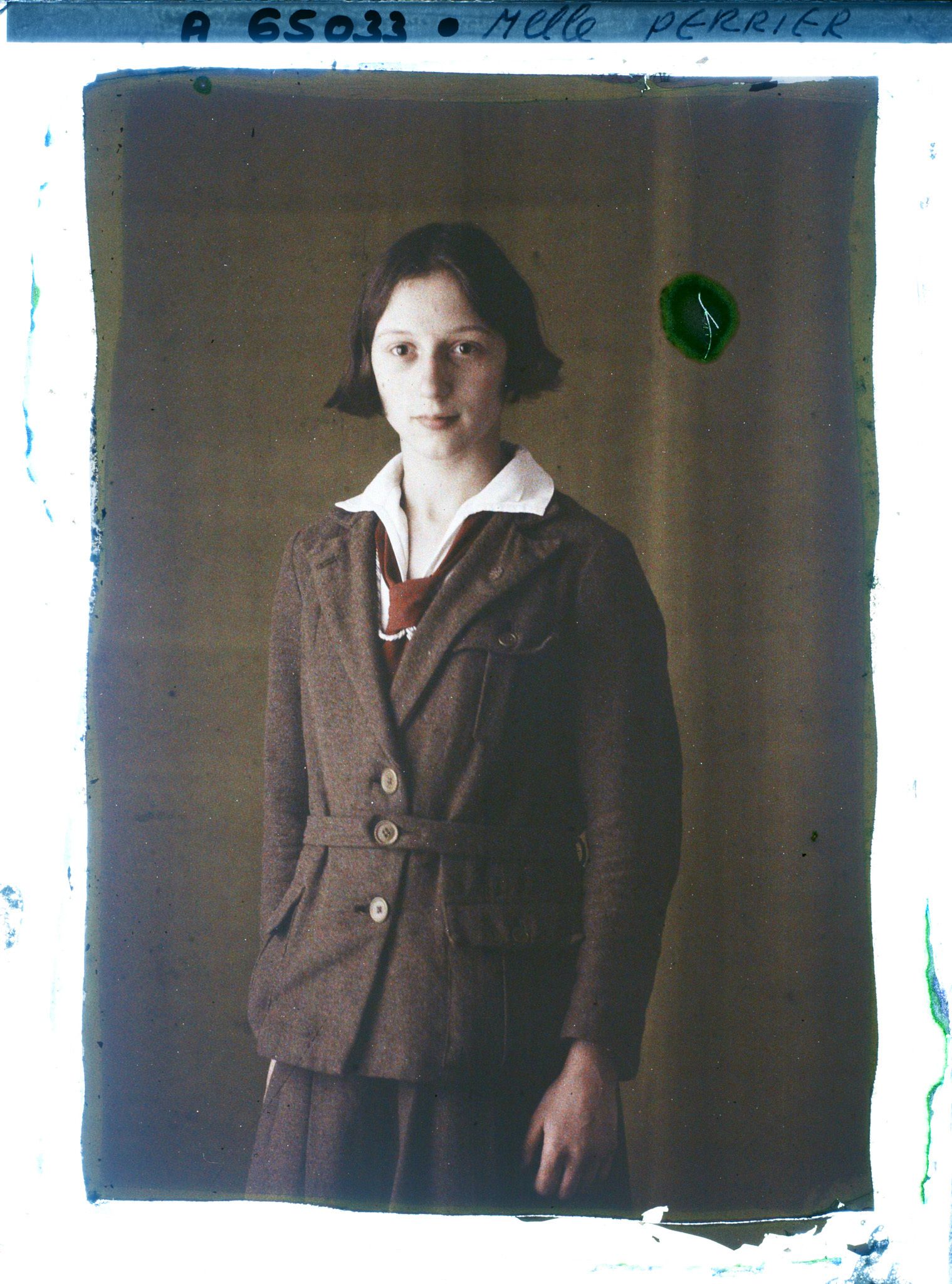 Image représentant https://musee-albert-kahn.s-museum.fr/home/NWQ2OTAwYzNmYjZlZTk1ZWQwODJmMjY4L2dlbmVyaWMtbm90aWNlLXRhYi9hdXRob3JpdHkvNjE3YTc5ZjVjZjhiODk2OGIzMzM3ZDIx/5d6900c3fb6ee95ed082f268/generic-notice-tab/authority/617a79ebcf8b8968b3337577 Mademoiselle Perrier