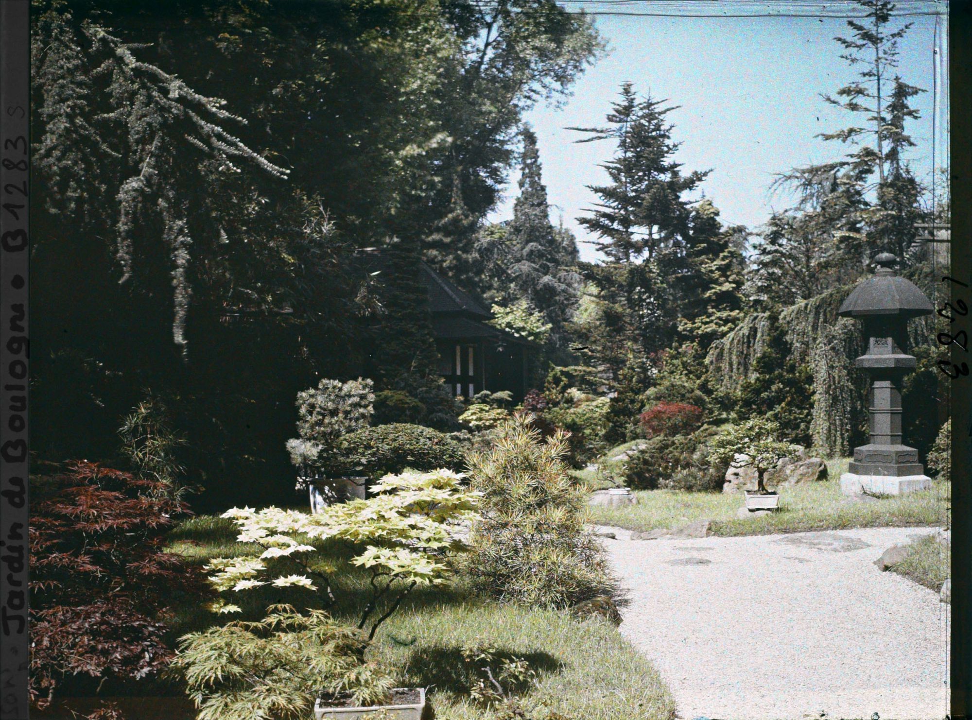 Image représentant Le " village japonais " vu depuis son entrée, côté jardin anglais