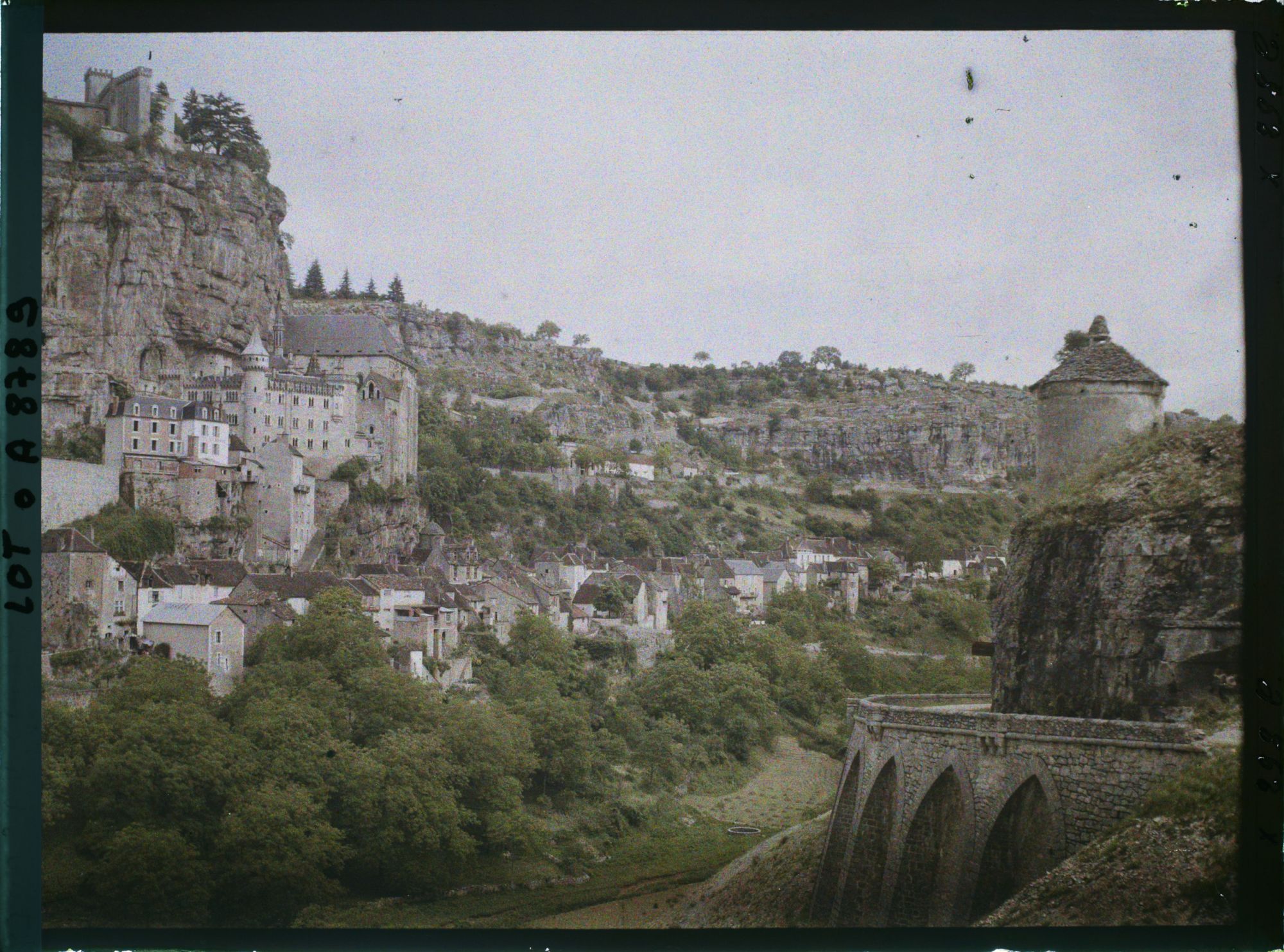 Image représentant France, Roc-Amadour, Les deux versants et sur la droite la tour du guetteur