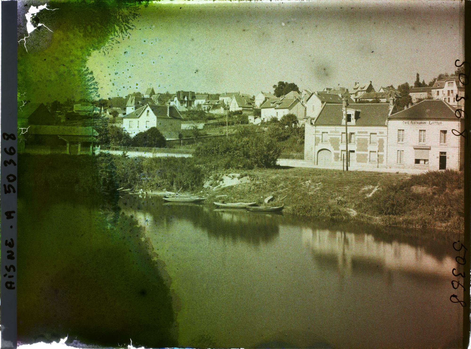 Image représentant France, Pommiers, Le Village vu des rives de l'Aisne