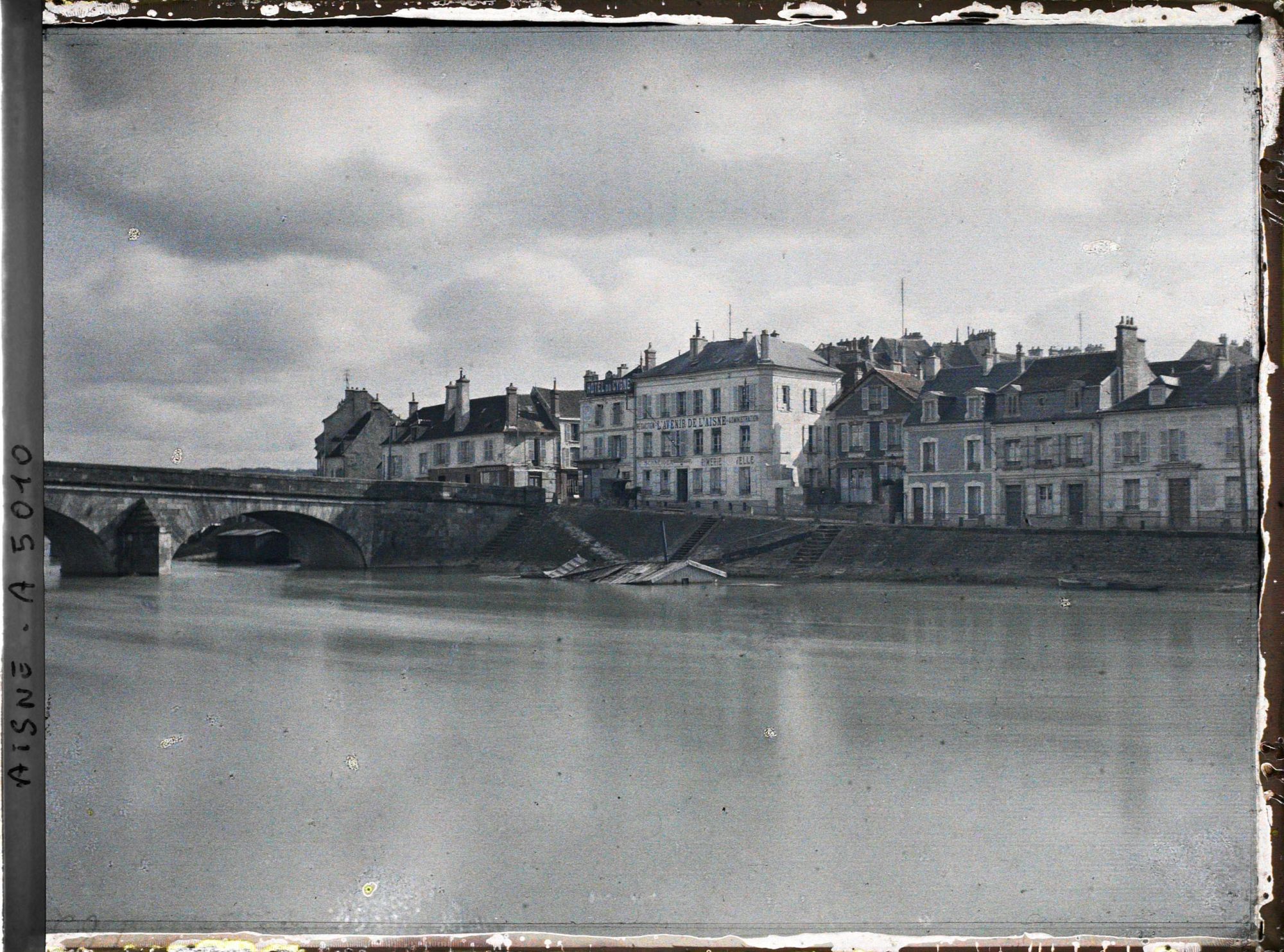 Image représentant Le vieux pont de la Marne détruit en 1918, à droite, un bateau coulé la Samaritaine et le quai des Baigneuses