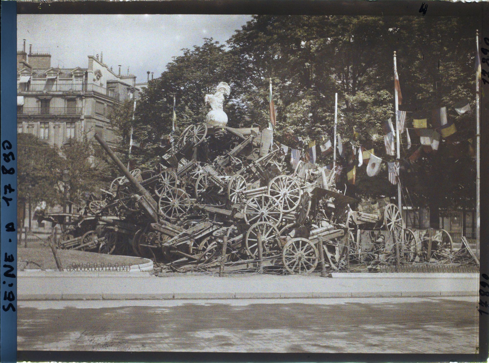 Image représentant Canons exposés sur le rond-point des Champs-Elysées pour les fêtes de la Victoire des 13 et 14 juillet (actuel rond-point Marcel-Dassault)