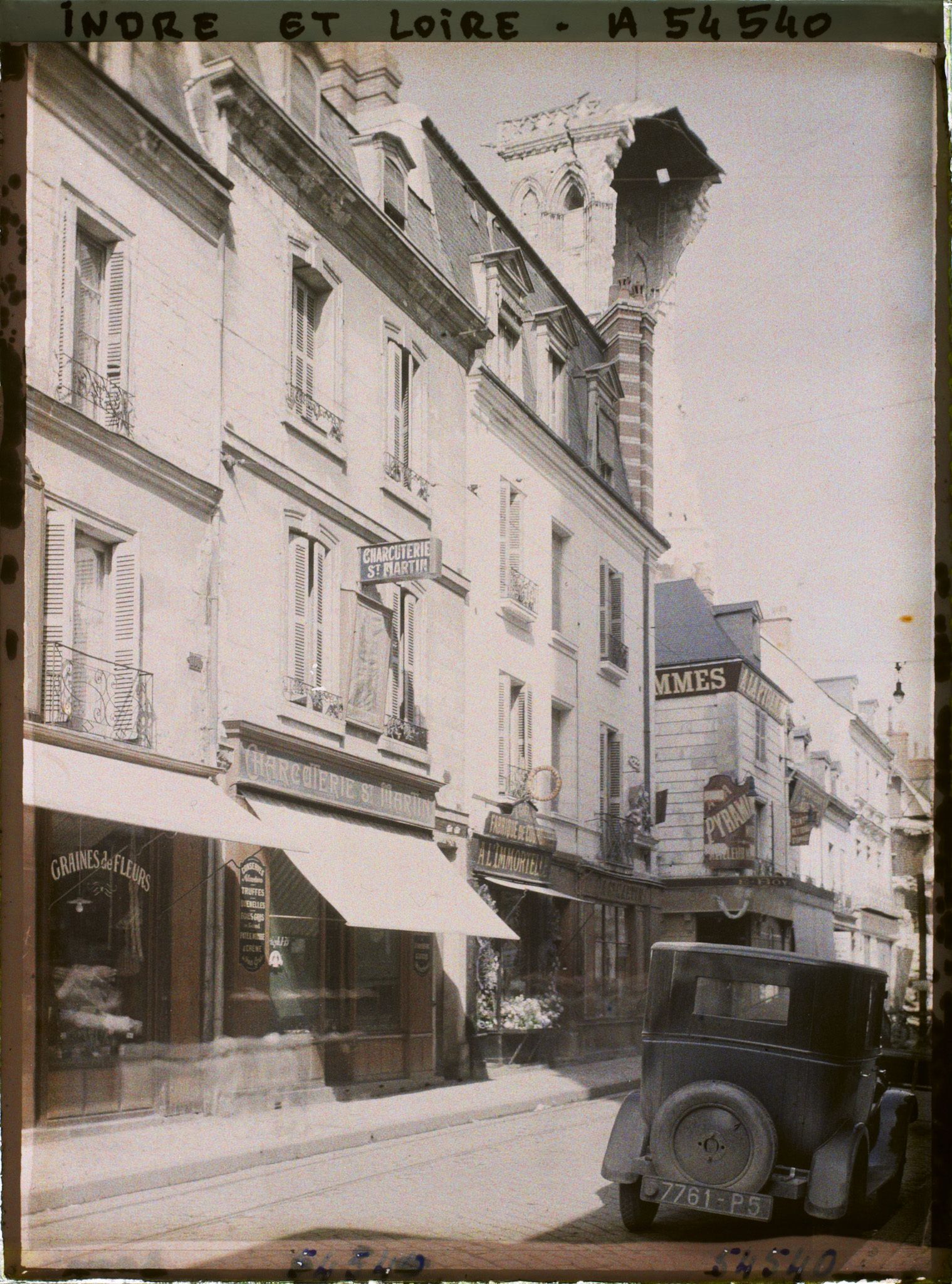 Image représentant La tour Charlemagne éventrée après son effondrement, vue depuis la rue des Halles