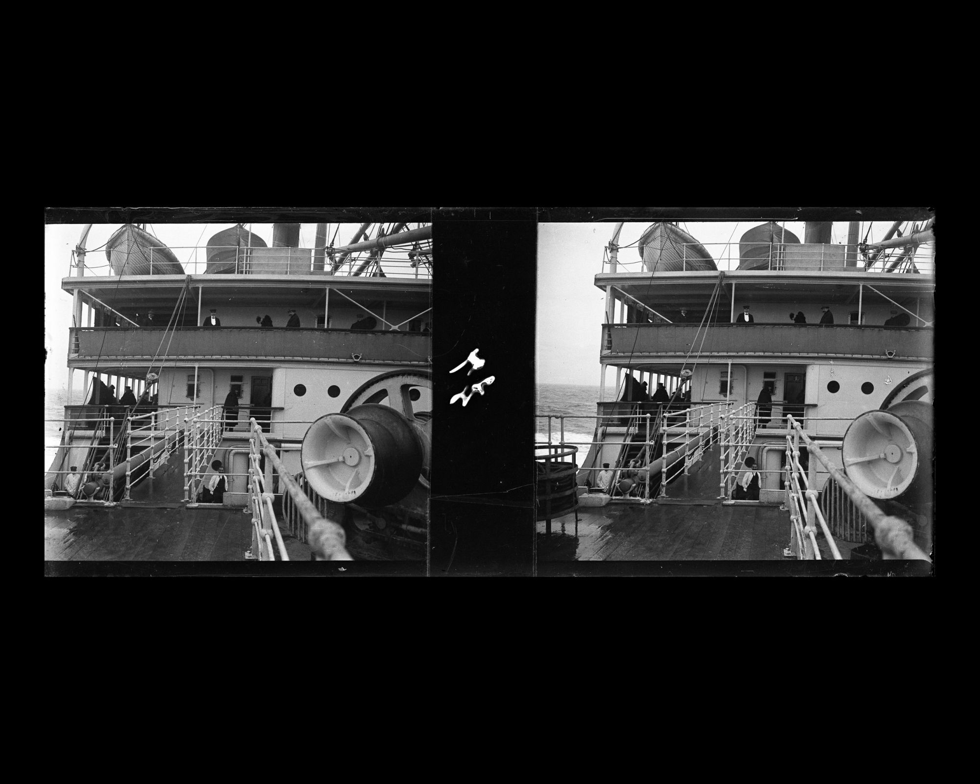 Image représentant La passerelle et le pont des 1ères classes sous la pluie