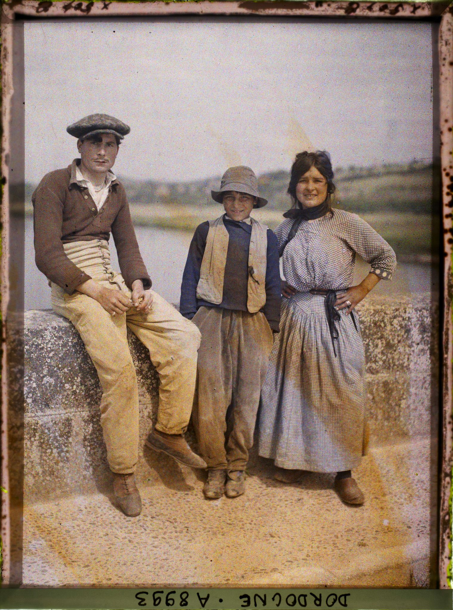 Image représentant France, Près des Eyzies, Tziganes qui aiment l'air le garçon avec un pantalon espagnol