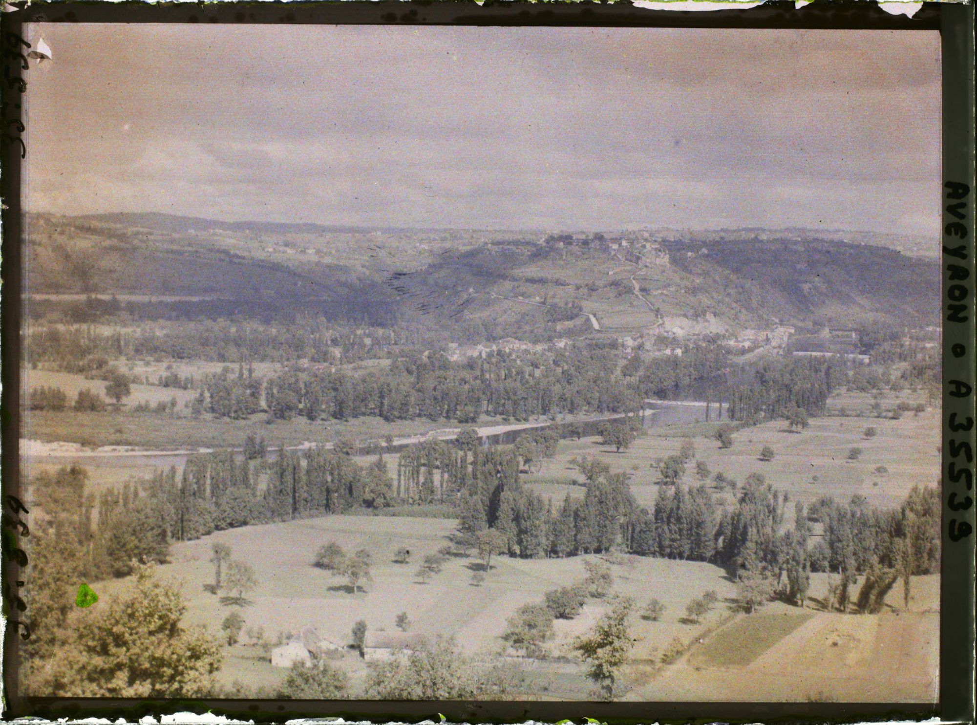 Image représentant La vallée du Lot et la ville de Capdenac, vue prise du Mont Verdié