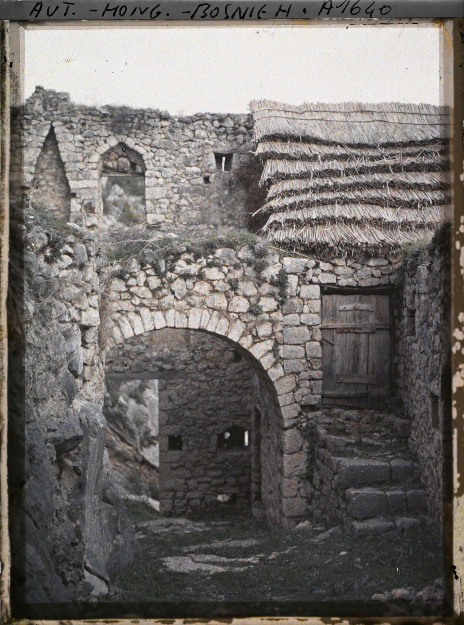 Image représentant Ruines du château de Pocitelj, avec un type de beau toit de chaume de maïs