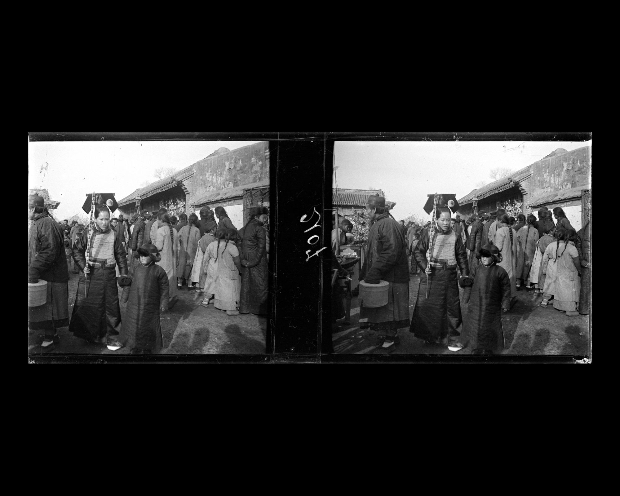 Image représentant Une rue perpendiculaire à Xizhimen dajie (<<avenue de la Porte Droite de l'Ouest<<<<). Les visiteurs d'une foire monastique (miaohui)