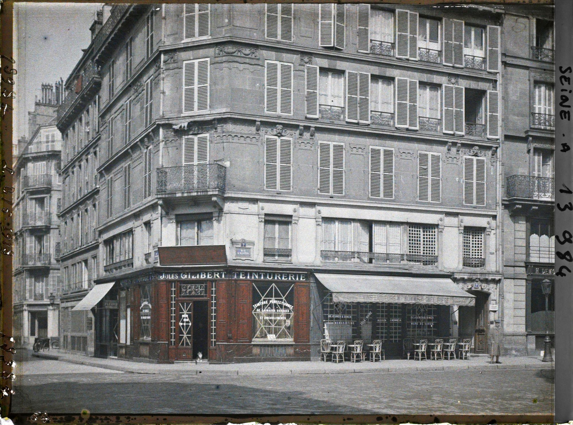 Image représentant Vitrines de magasins protégées contre les bombardements à l'angle des rues St-Martin et Pernelle
