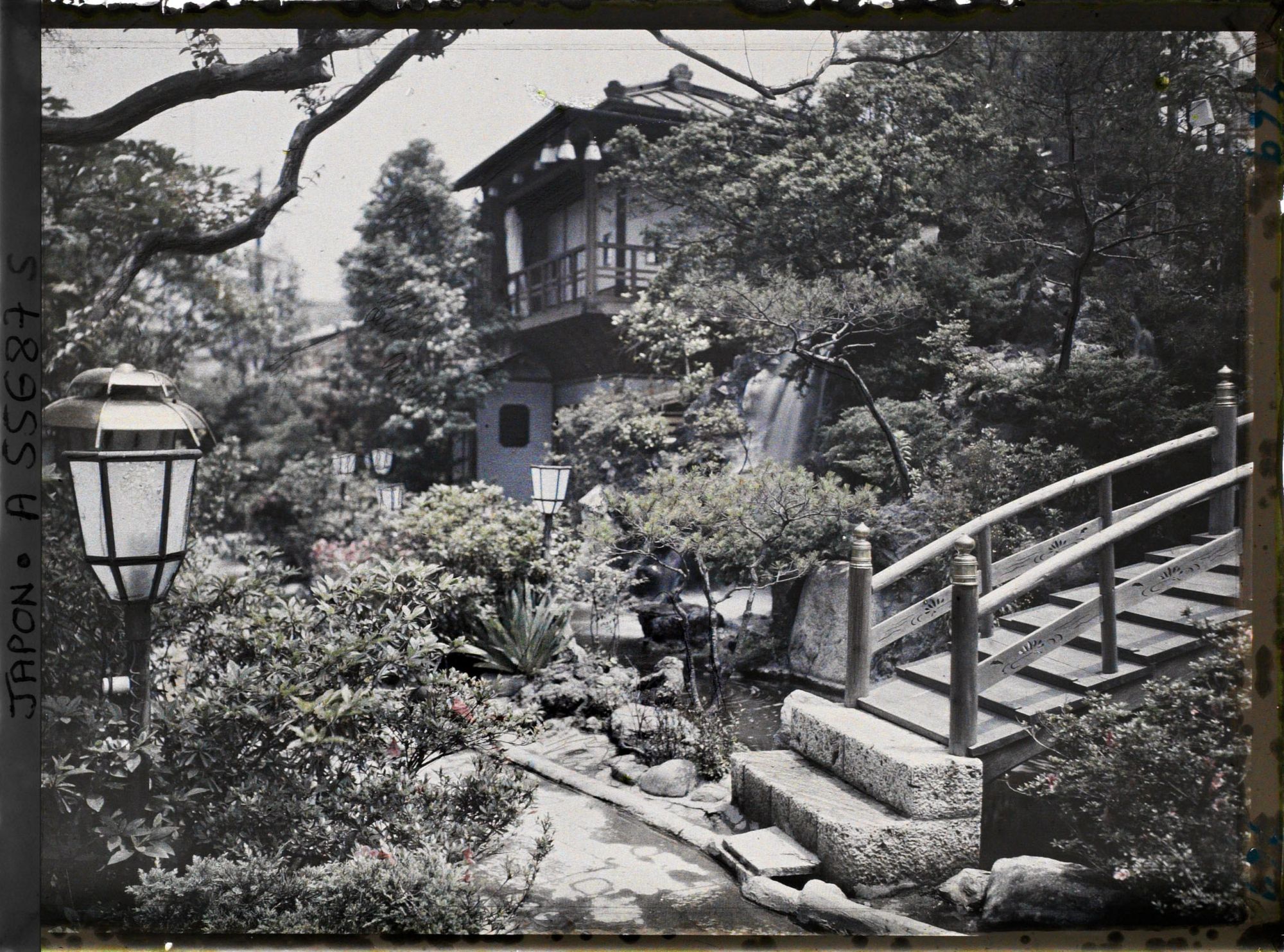 Image représentant Entrée et jardin d'un Ryokan (hôtel-restaurant traditionnel)