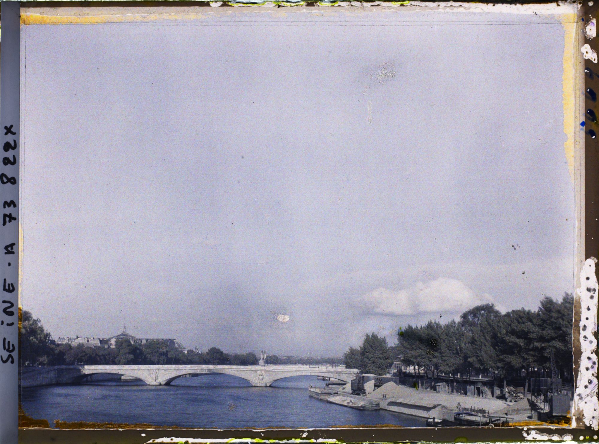 Image représentant Le ciel de Paris le jour de la signature du pacte Briand-Kellogg (vue sur le pont des Invalides et le Grand-Palais depuis le pont de l'Alma)
