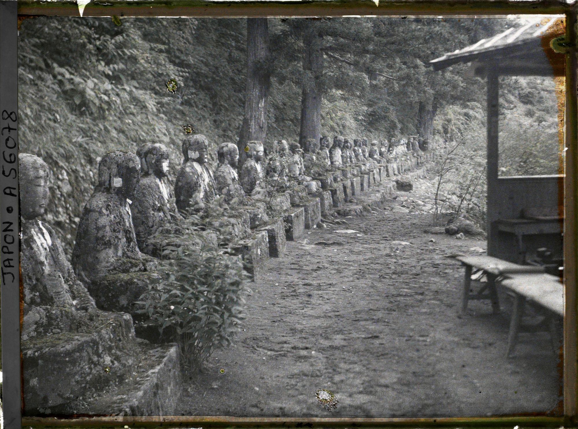 Image représentant Bake-Jizo (alignement de statues du Bosatsu Jizo) près de l'étang Gammanga-fuchi (ou Kammanga-fushi)