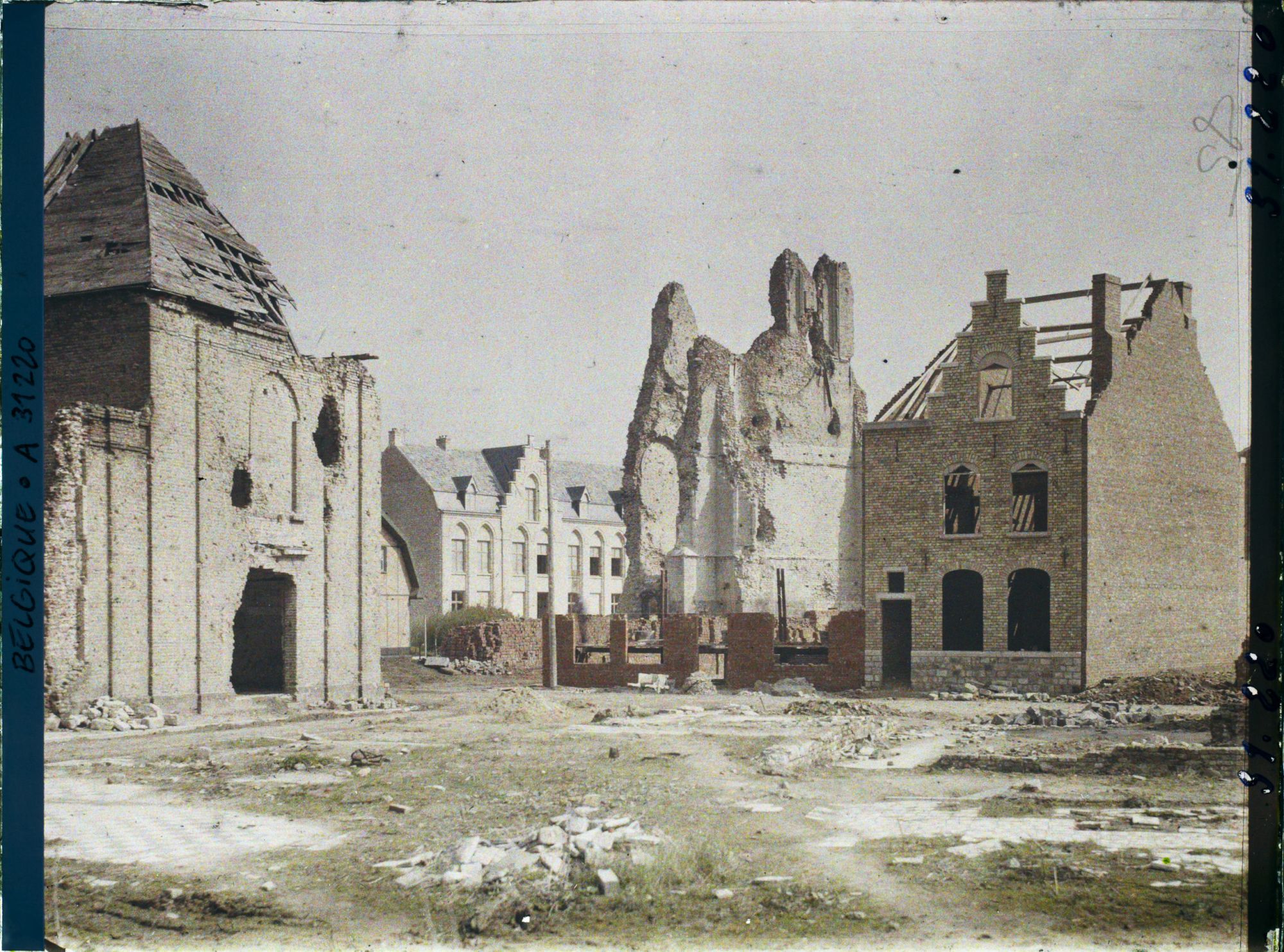 Image représentant Belgique, Ypres, Ruines de l'Eglise St Jacques et maison neuve
