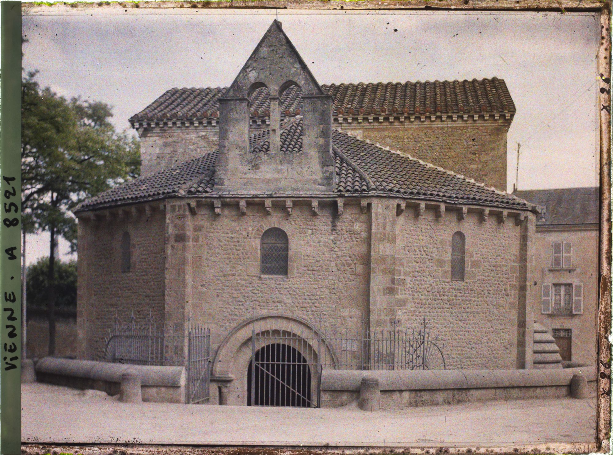 Image représentant La façade du baptistère Saint-Jean