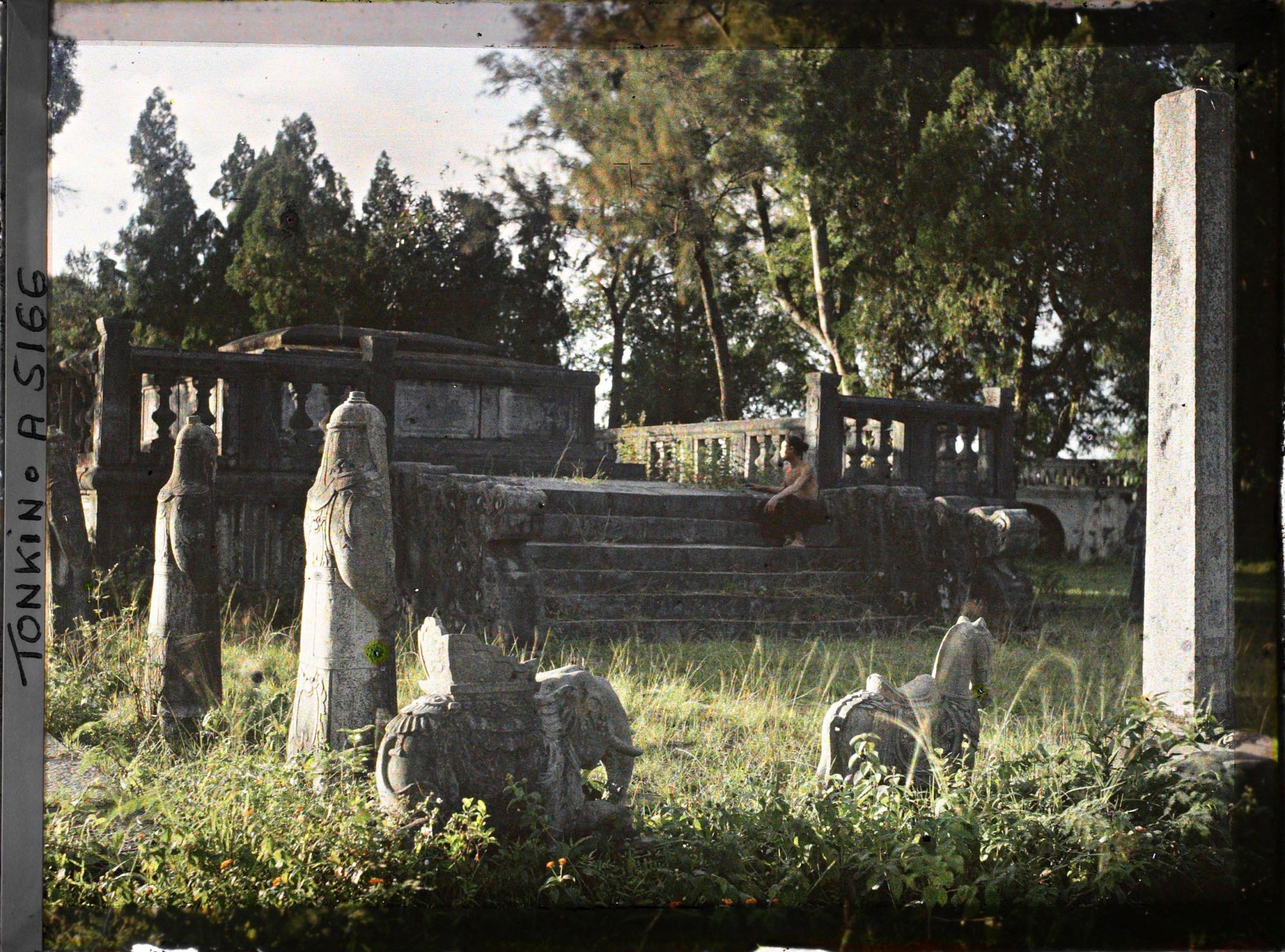 Image représentant La sépulture mandarinale (tumulus de forme polygonale), précédée de statues de pierre
