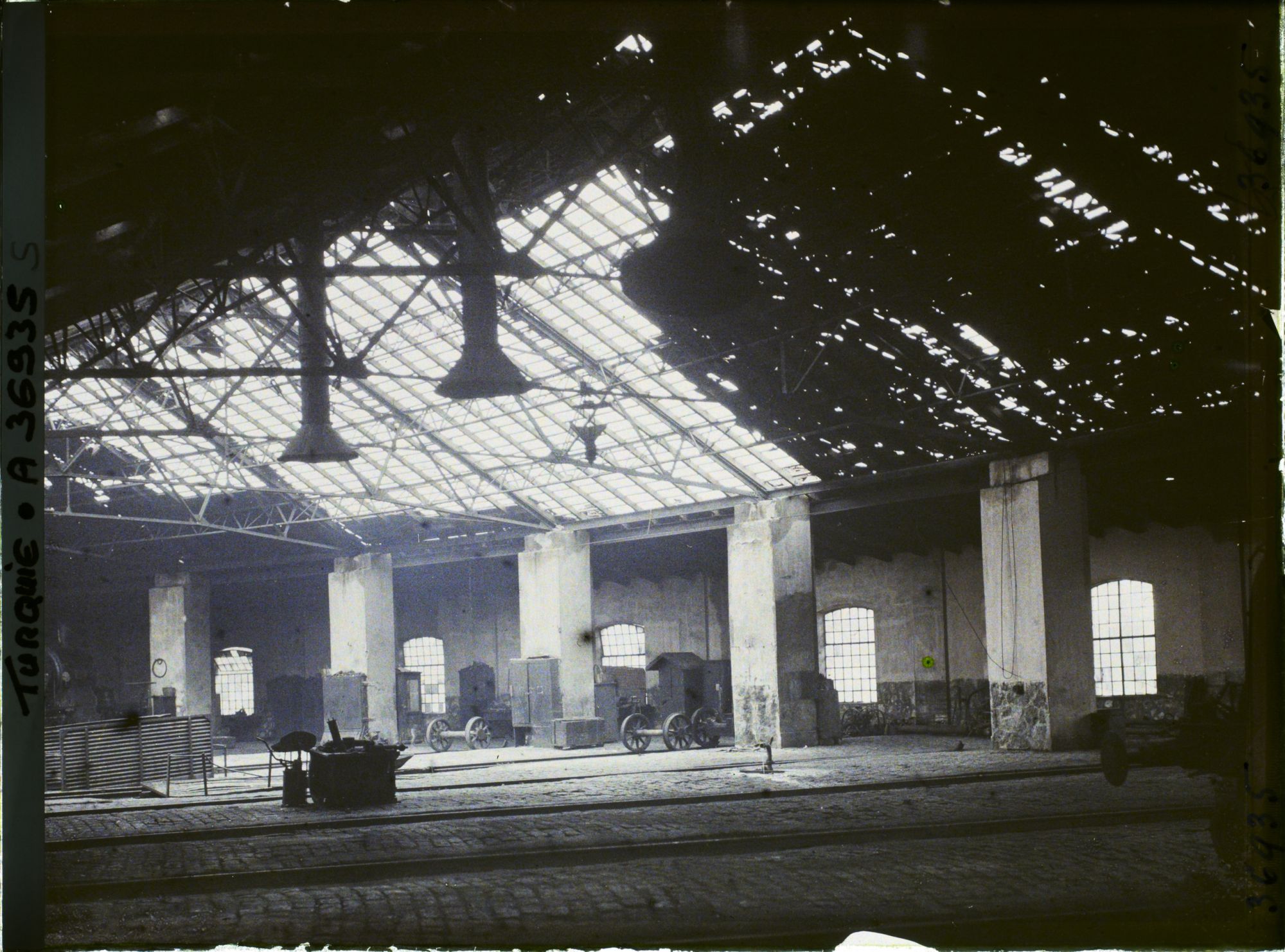 Image représentant Turquie, Eski-Ckehir, Dépôt des machines du Chin de fer détruit Vue intérieure