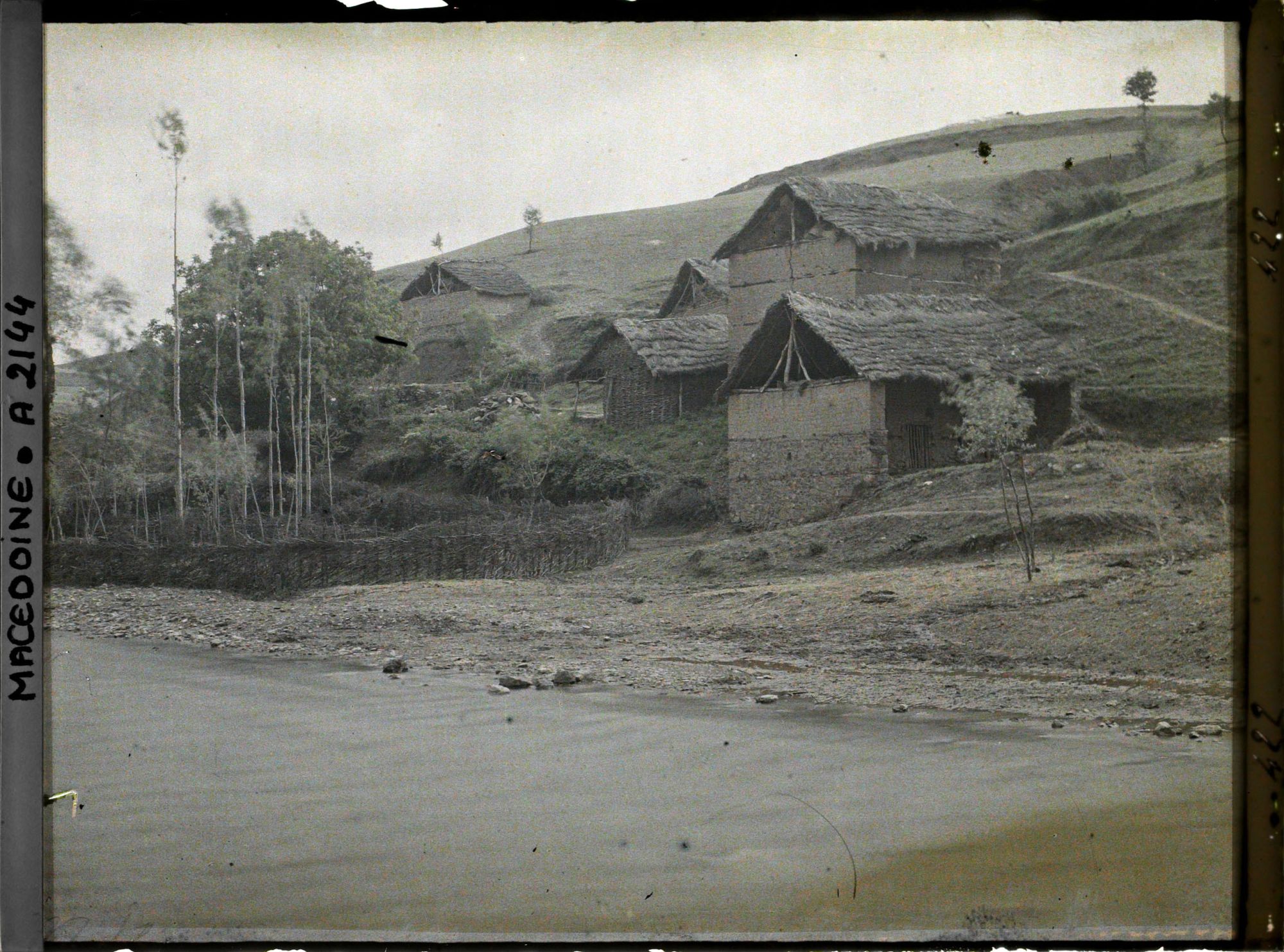 Image représentant Maisons en briques crues couvertes de chaume