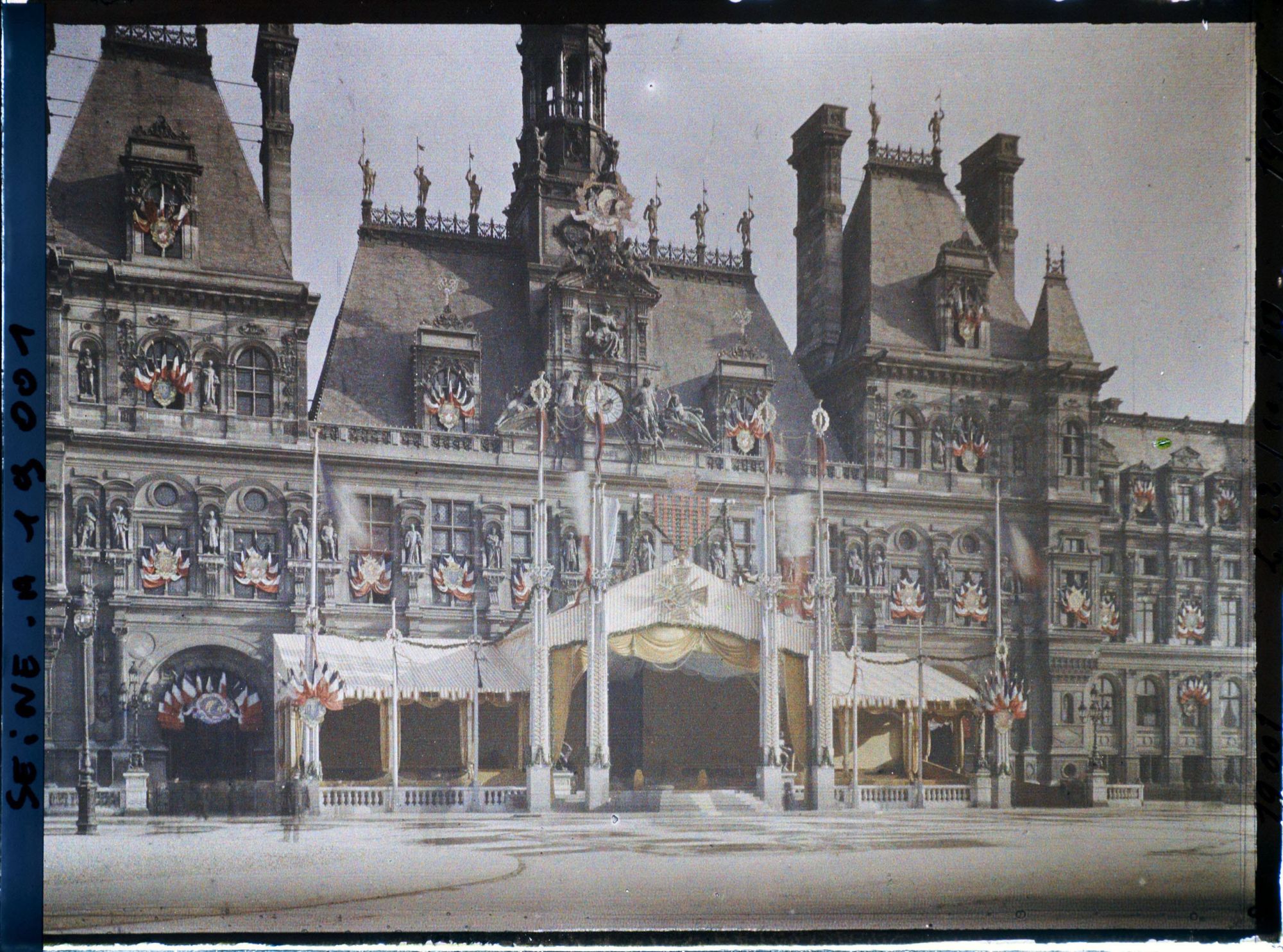 Image représentant L'Hôtel de Ville de Paris décoré de la Croix de Guerre