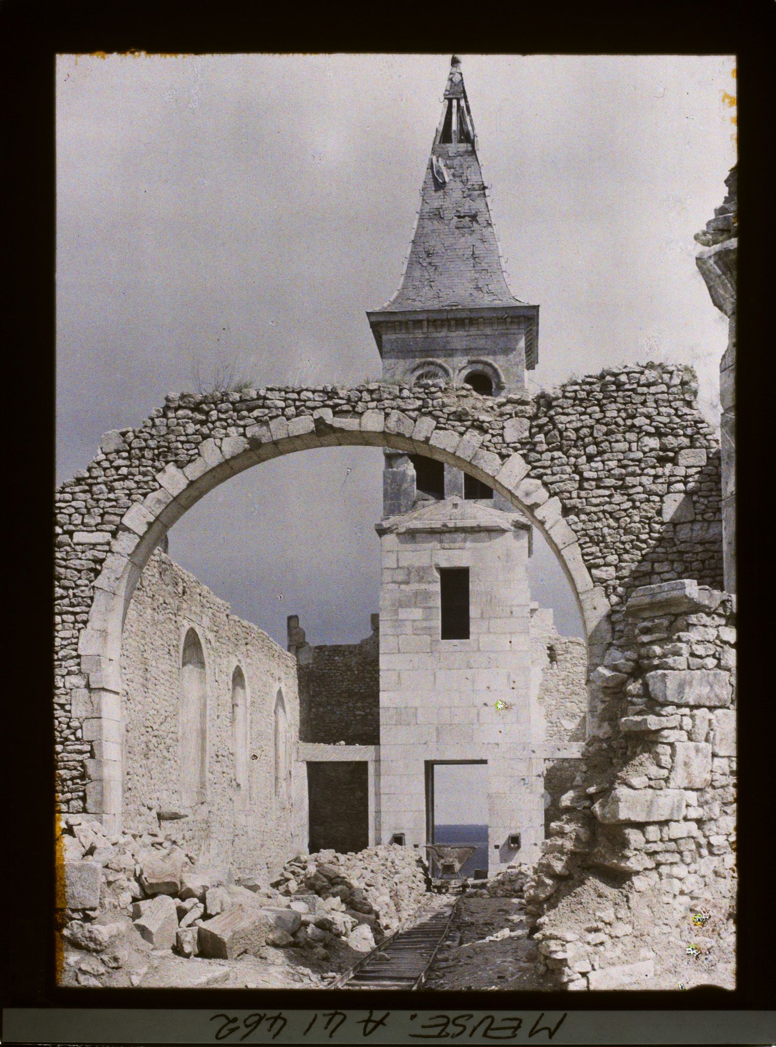 Image représentant France, Montsec (Woëvre), Ruines de l'Eglise, intérieur