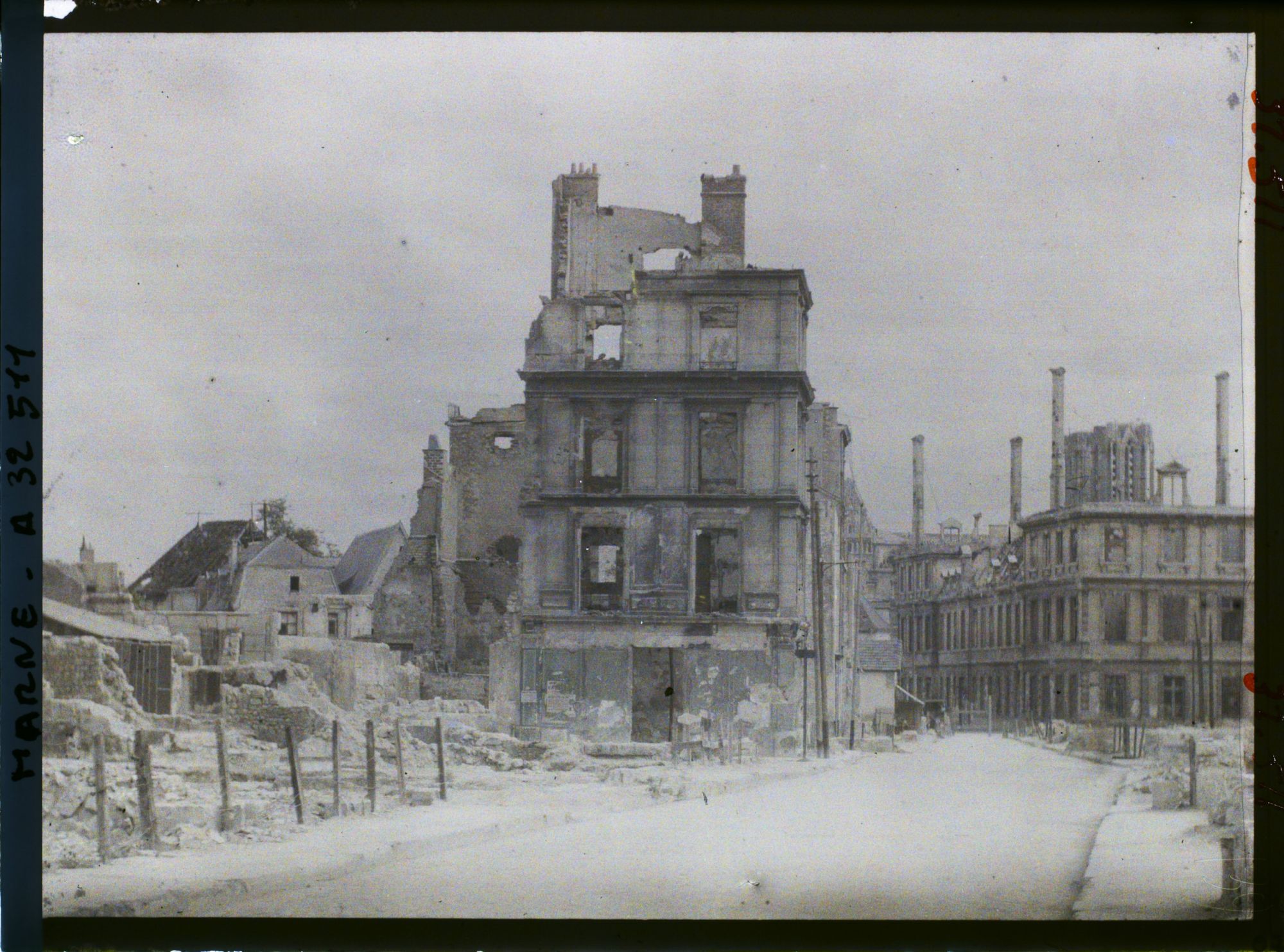 Image représentant France, Reims, Rue de Mars direction de l'Hotel de Ville