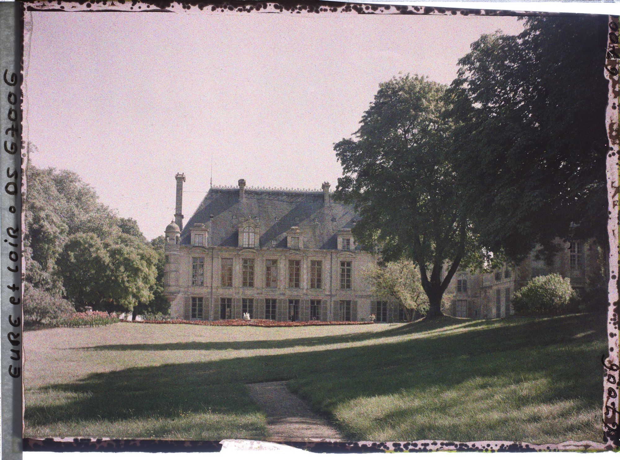 Image représentant La façade du château sur le parc