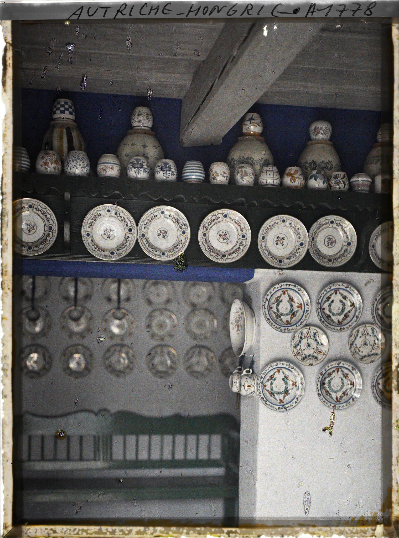 Image représentant Deux pièces décorées de vaisselle dans une maison de Rákospalota