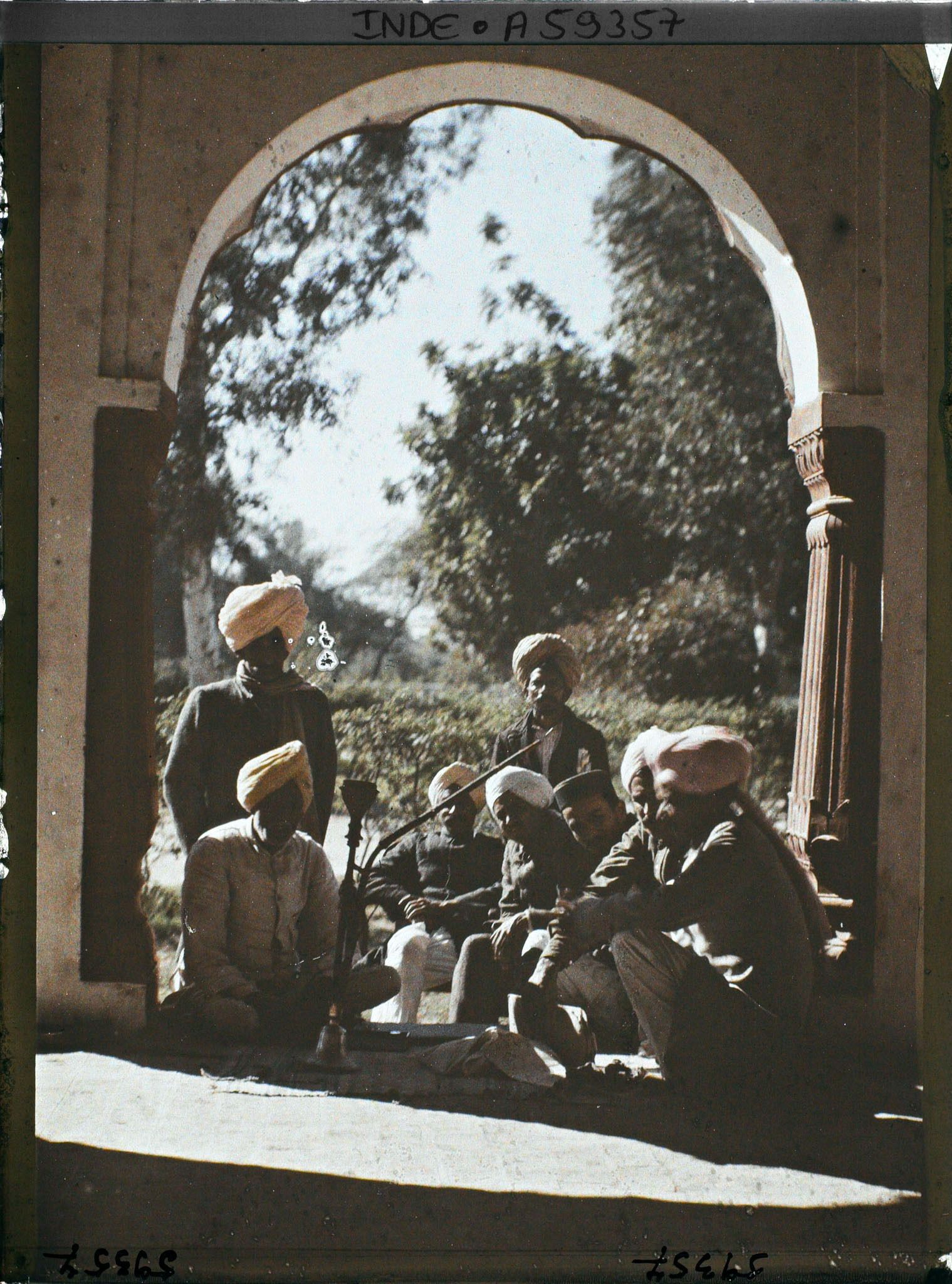 Image représentant Des écrivains publics et fumeurs de pipe à eau (hukka) sous un kiosque, près du palais de justice
