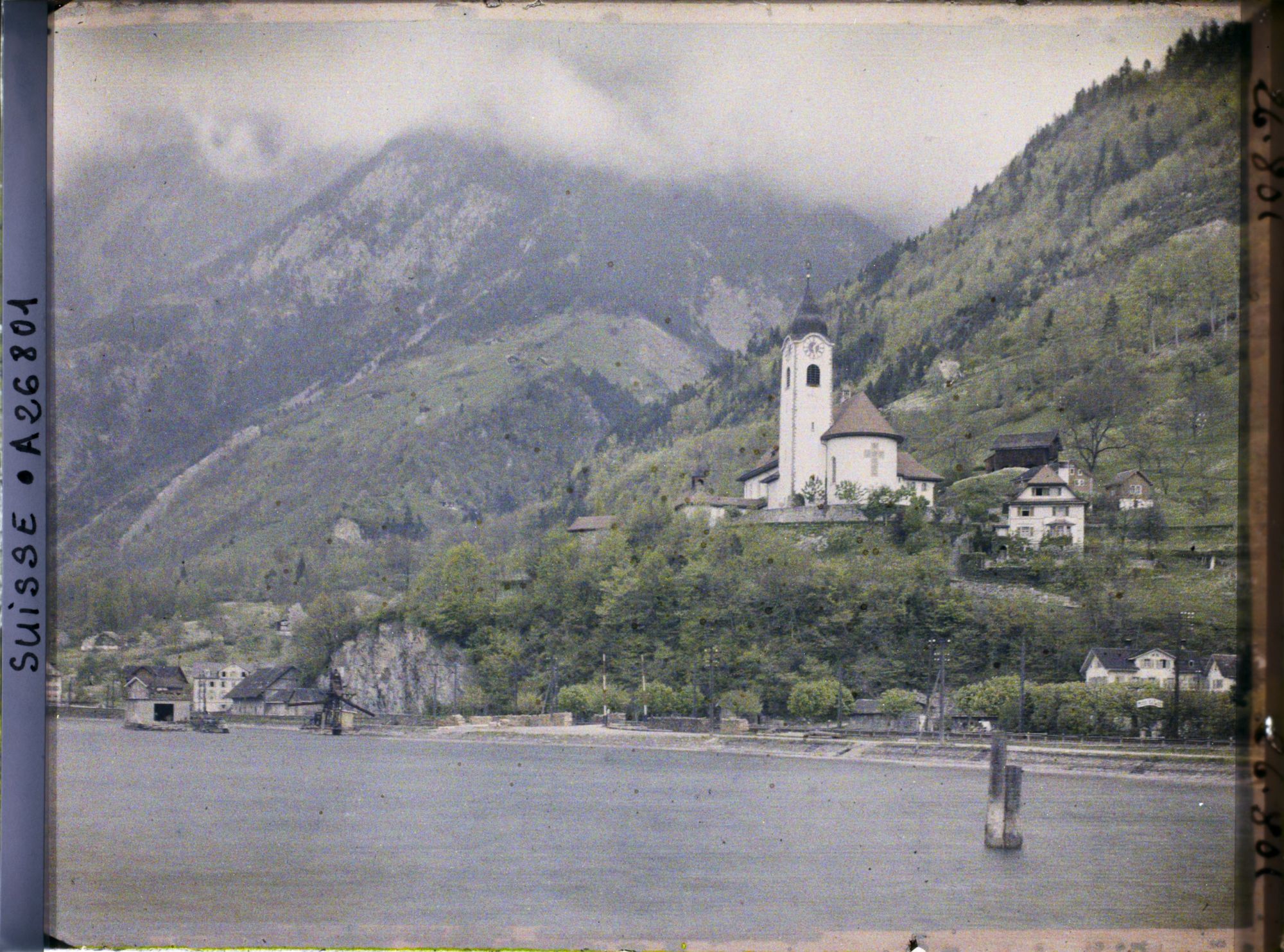 Image représentant Le lac des Quatre-Cantons et l'église du Sacré-Coeur