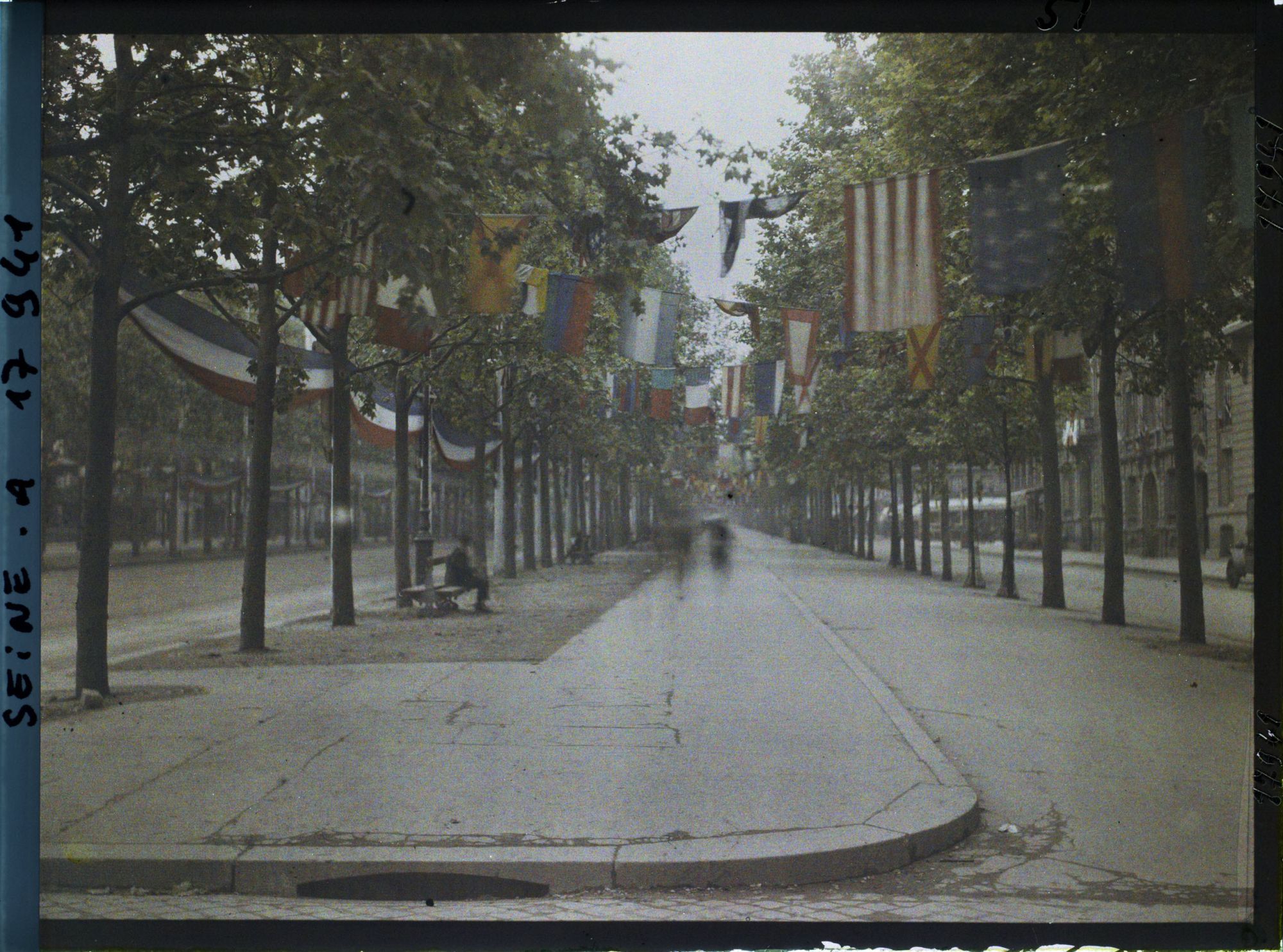 Image représentant L'avenue de la Grande-Armée décorée de drapeaux pour les fêtes de la Victoire des 13 et 14 juillet 1919