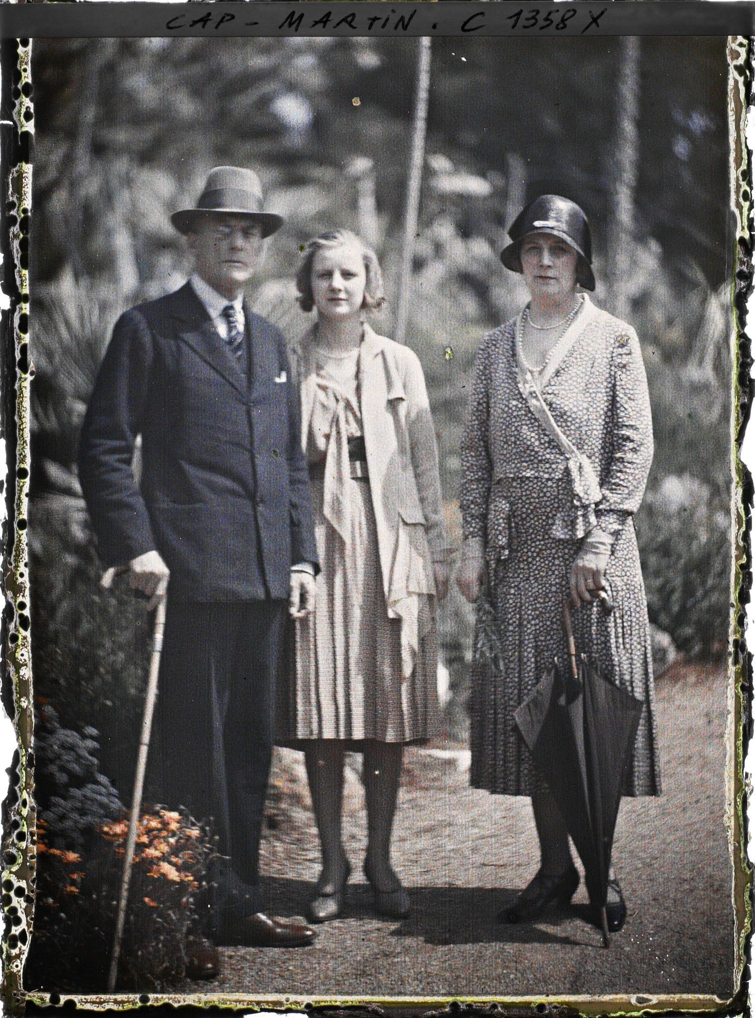 Image représentant Austen Chamberlain, son épouse et leur fille Diane dans le jardin d'Albert Kahn