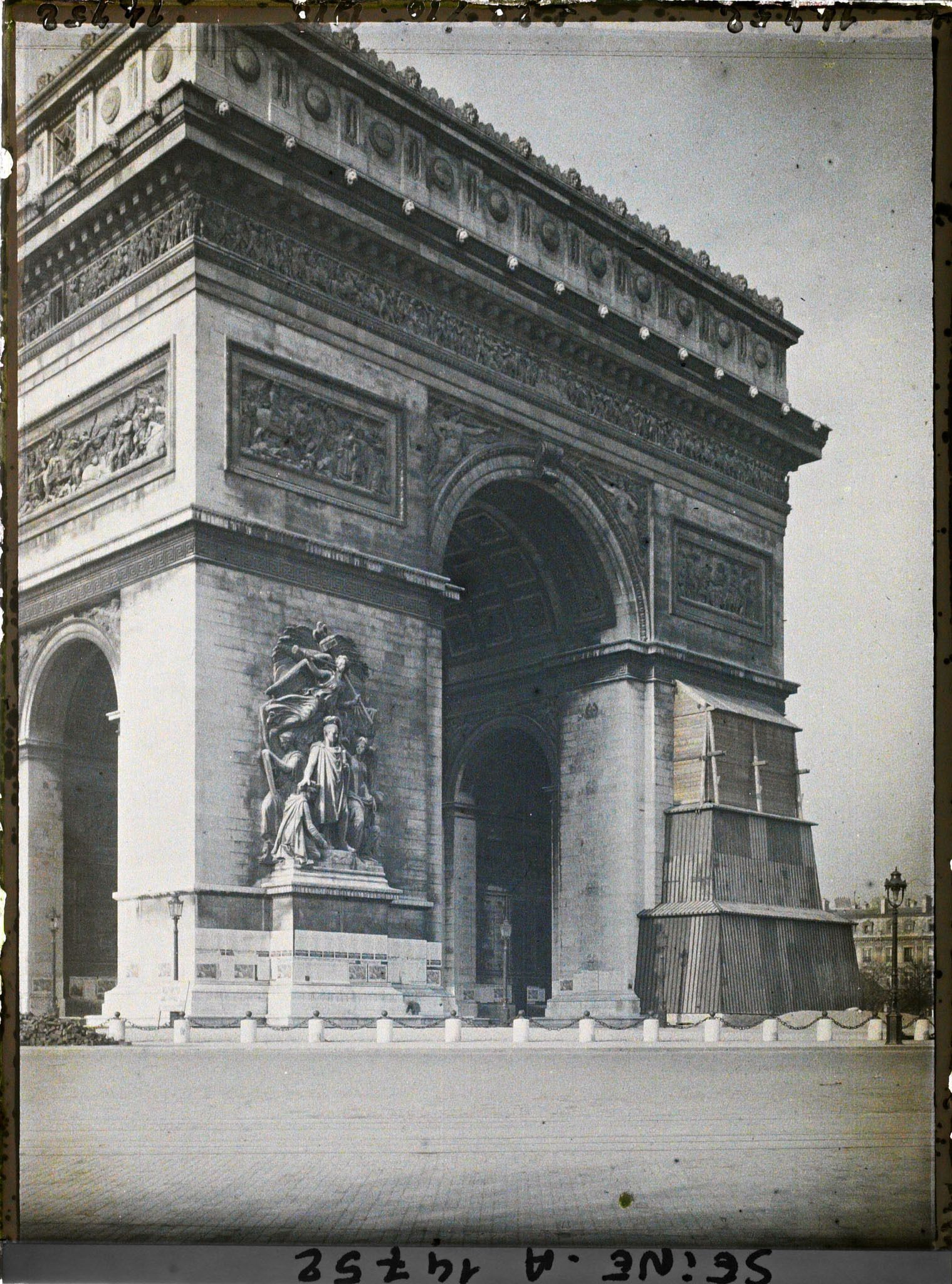 Image représentant L'Arc de Triomphe protégé contre les bombardements place de l'Etoile