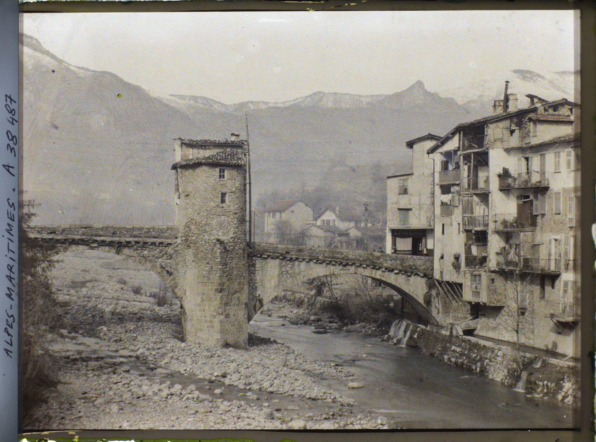 Image représentant Le pont vieux à péage, pont fortifié enjambant la Bévéra