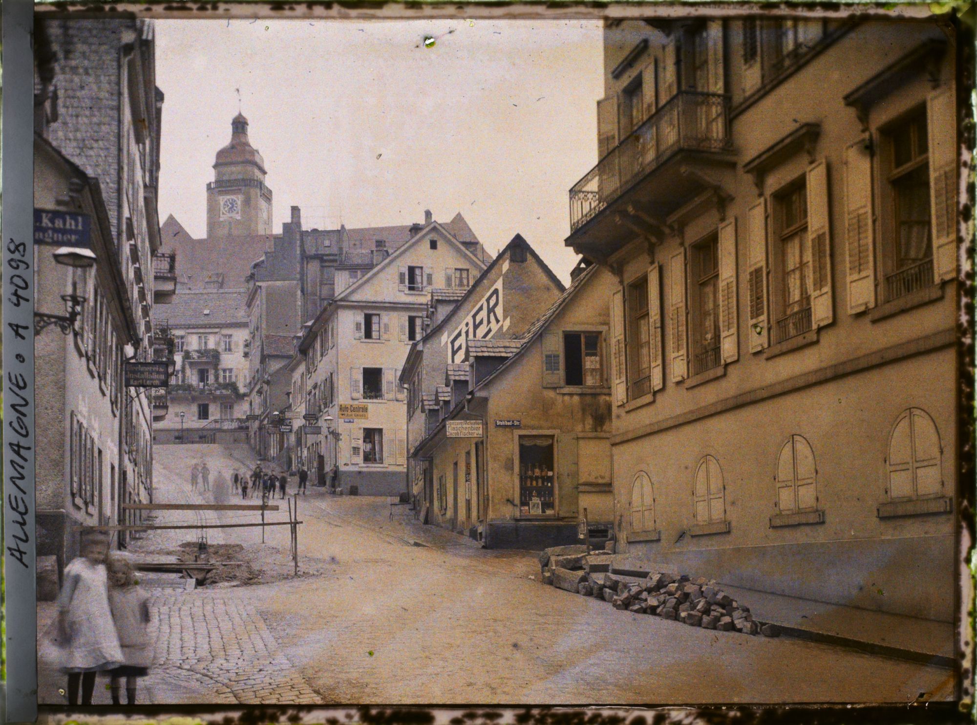 Image représentant Travaux dans la Eichstrasse avec à l'arrière-plan la tour du collège (actuellement Markgraf-Ludwig-Gymnasium)