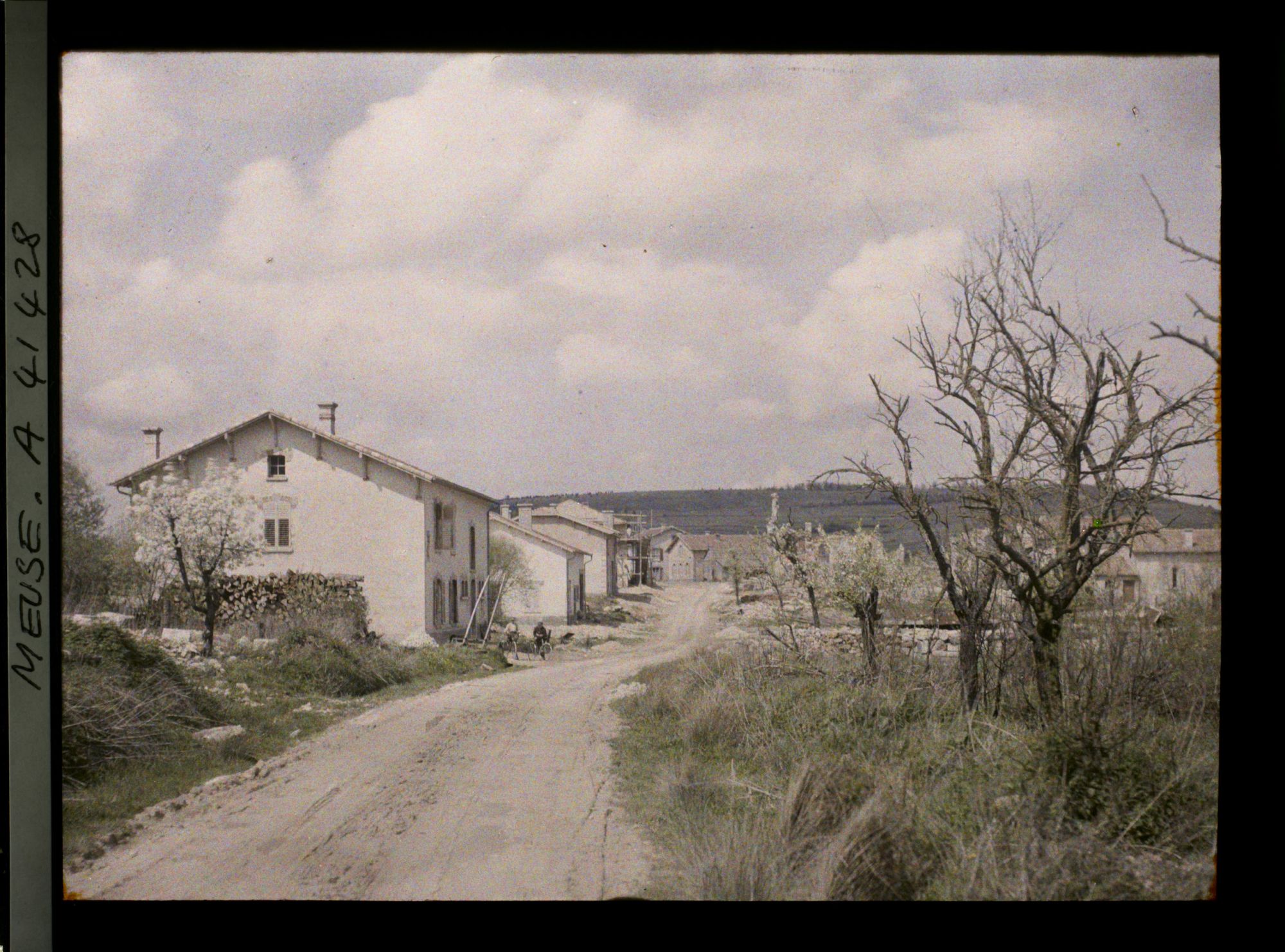 Image représentant France, Les Eparges, Entrée Ouest du Village