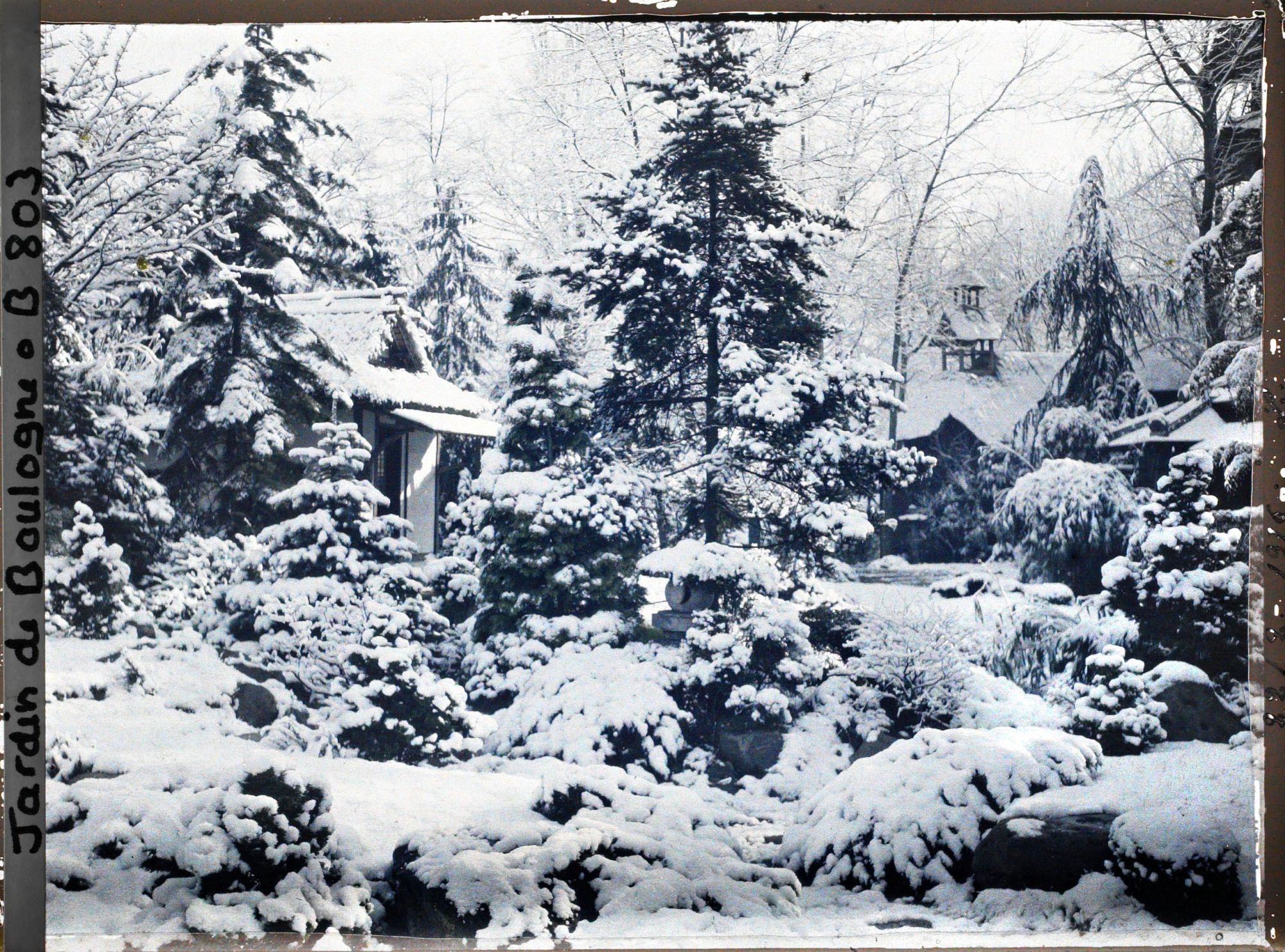 Image représentant Cœur du " village japonais " sous la neige, vu des abords de la maison ouest jusqu'au jardin anglais
