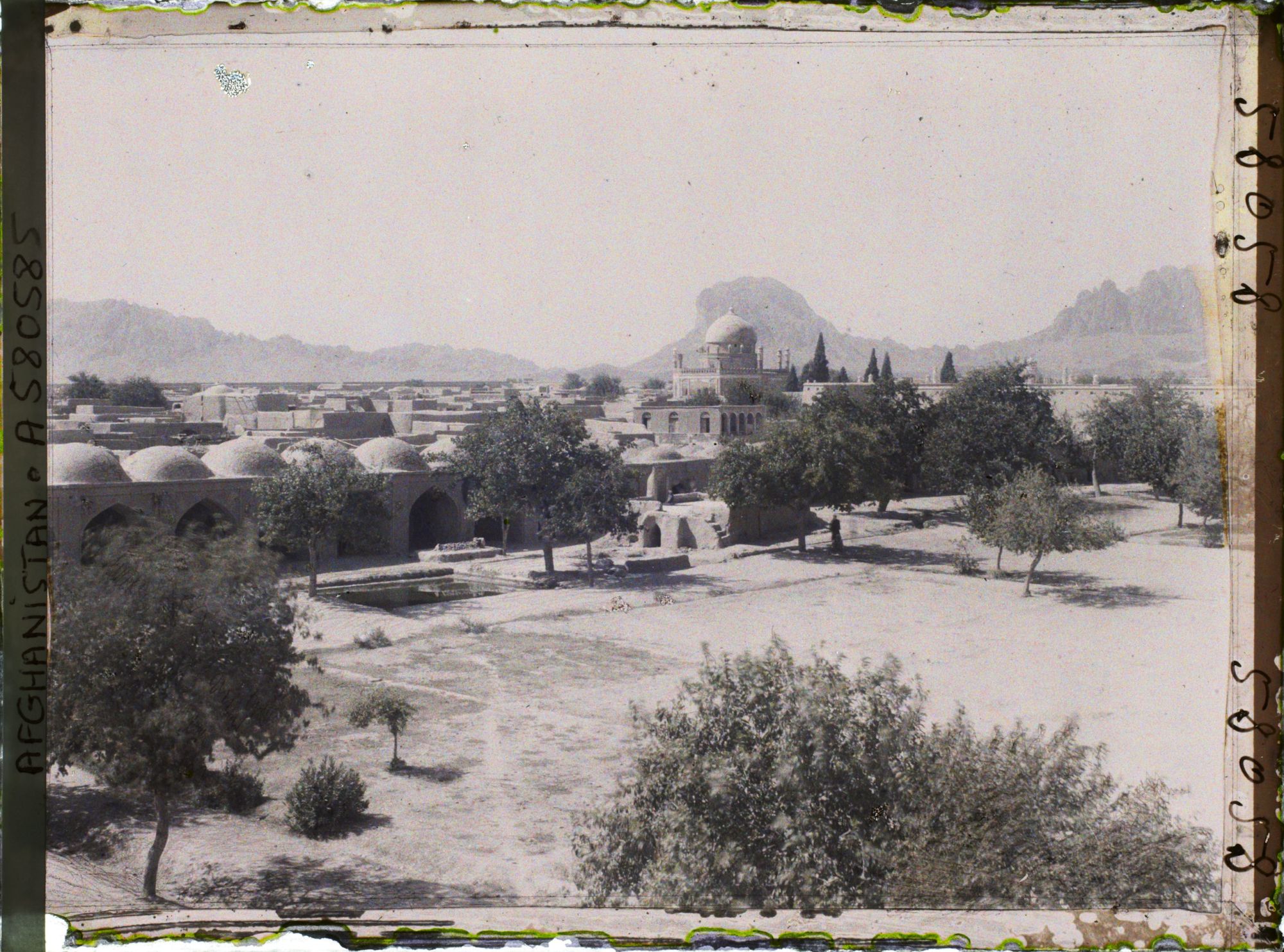 Image représentant La grande place (du Palais des Gouverneurs -?-), vers le mausolée d'Ahmed ChâhDourrâni (1747-1772)